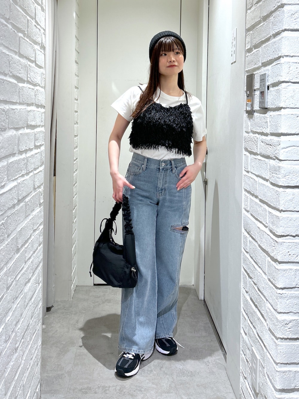 「秋コーデ、休日スタイル、スニーカー、秋先取りコーデ、ビスチェ、レイヤードスタイル、デニム、パンツスタイル、大人カジュアルコーデ、骨格ストレート、モノトーン」｜「FREE'S MARTのローライズパネルカットデニム（デニムパンツ、ブルー系）」を使った、rikoさん（レディース・157cm）の秋コーディネートの5枚目の写真
