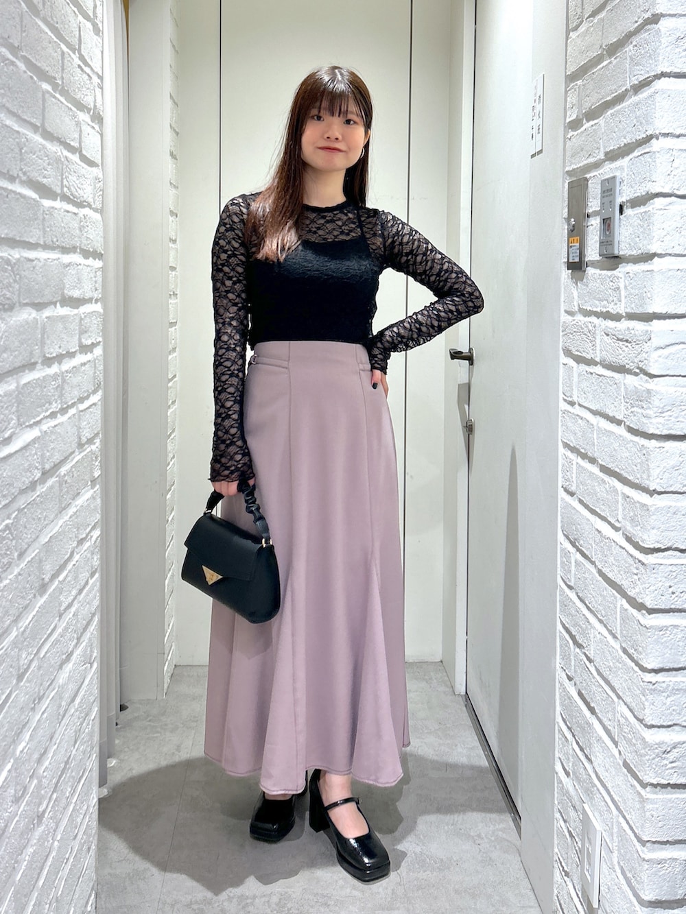 「ロングスカート、秋コーデ、マーメイドスカート、オトナ女子、キレイめ、デートコーデ、シアートップス、お出かけコーデ、休日スタイル、骨格ストレート」｜「FREE'S MARTの◆レトロカーブバッグ（ショルダーバッグ、ブラック系）」を使った、rikoさん（レディース・157cm）の秋コーディネートの2枚目の写真
