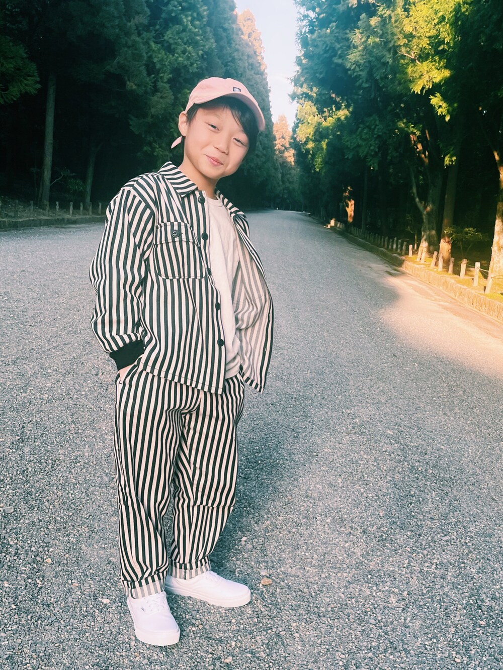 その他のジャケット/アウター、その他のパンツ、ホワイト系のスニーカーを着用したキッズの春コーディネートの3枚目の写真