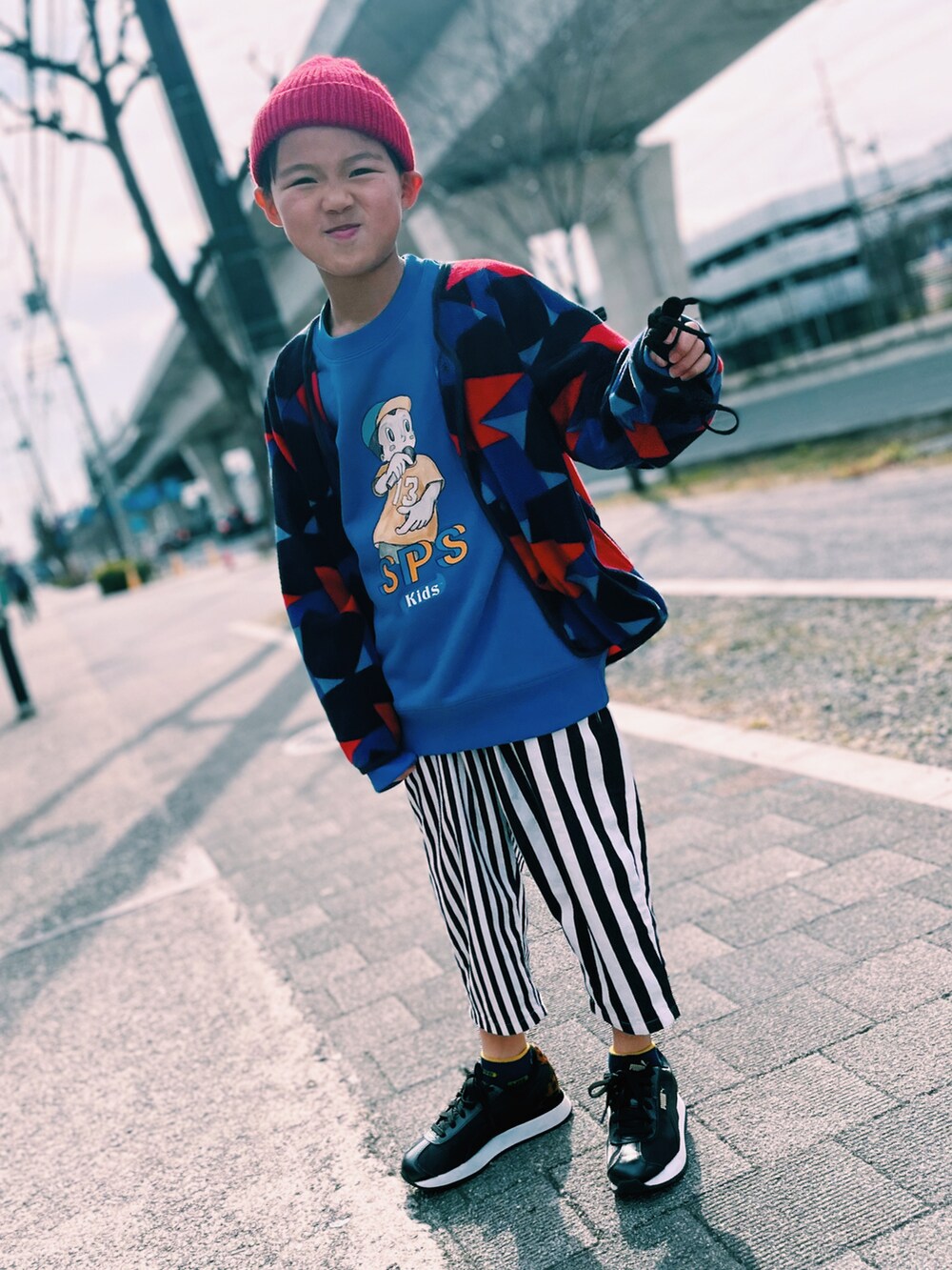 ブルー系のスウェット、ブラック系のスニーカーを着用したキッズの冬コーディネートの2枚目の写真