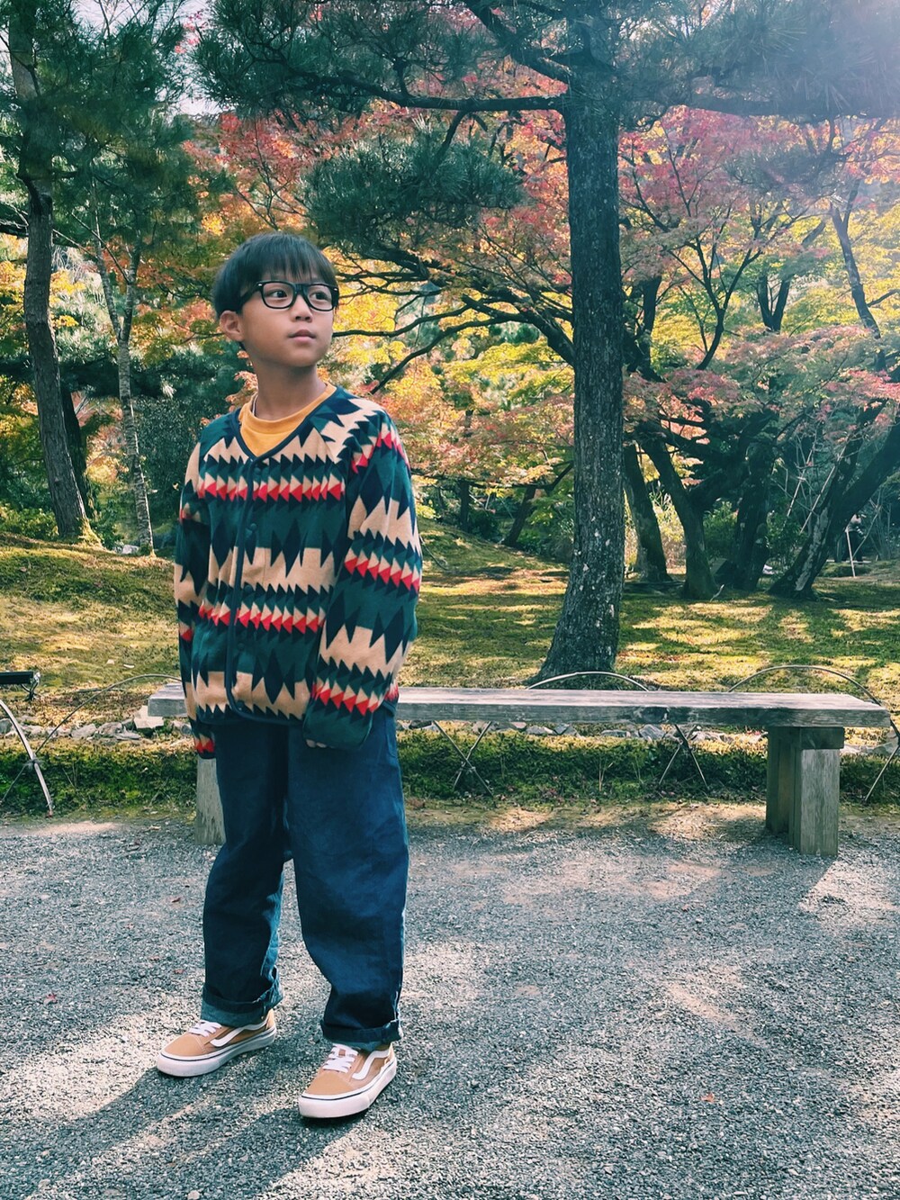 その他のジャケット/アウター、イエロー系のスウェット、ブルー系のサロペット/オーバーオールを着用したキッズの秋コーディネートの2枚目の写真