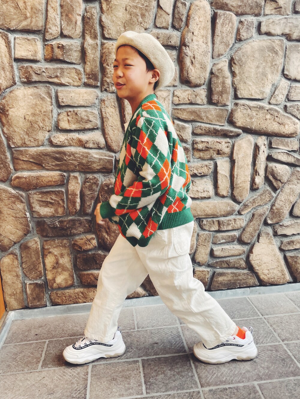 その他のカーディガン/ボレロ、ブルー系のサロペット/オーバーオール、ホワイト系のスニーカーを着用したキッズの冬コーディネートの2枚目の写真