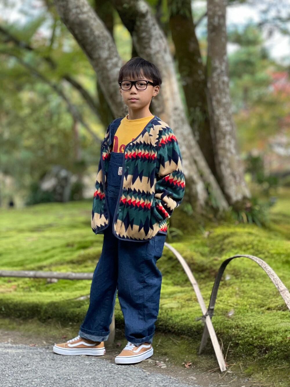 その他のジャケット/アウター、イエロー系のスウェット、ブルー系のサロペット/オーバーオールを着用したキッズの秋コーディネートの3枚目の写真