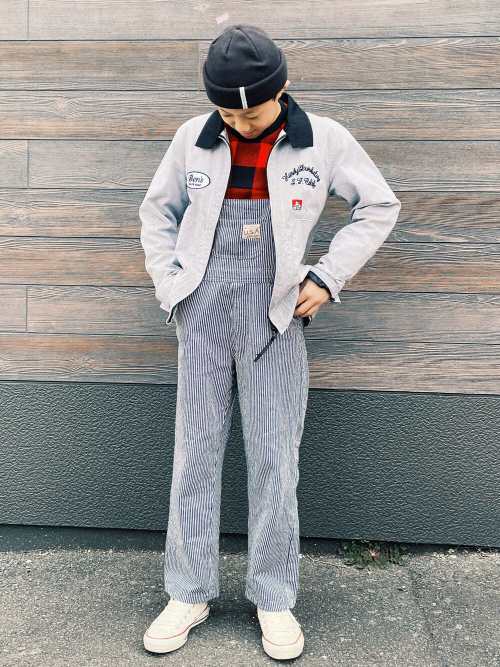 ブルー系のジャケット/アウター、ブルー系のサロペット/オーバーオール、ホワイト系のスニーカーを着用したキッズの冬コーディネートの2枚目の写真