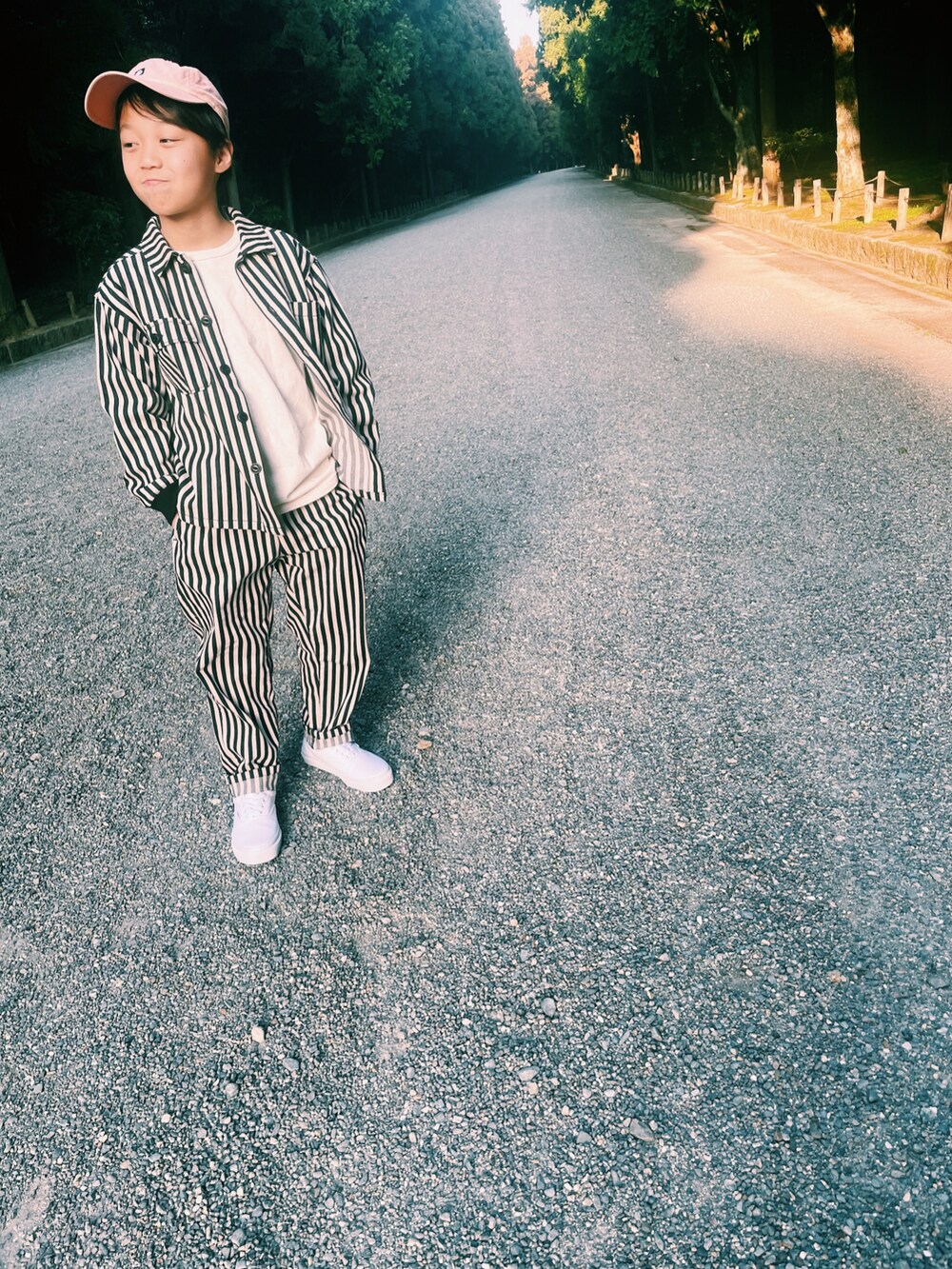 その他のジャケット/アウター、その他のパンツ、ホワイト系のスニーカーを着用したキッズの春コーディネートの2枚目の写真