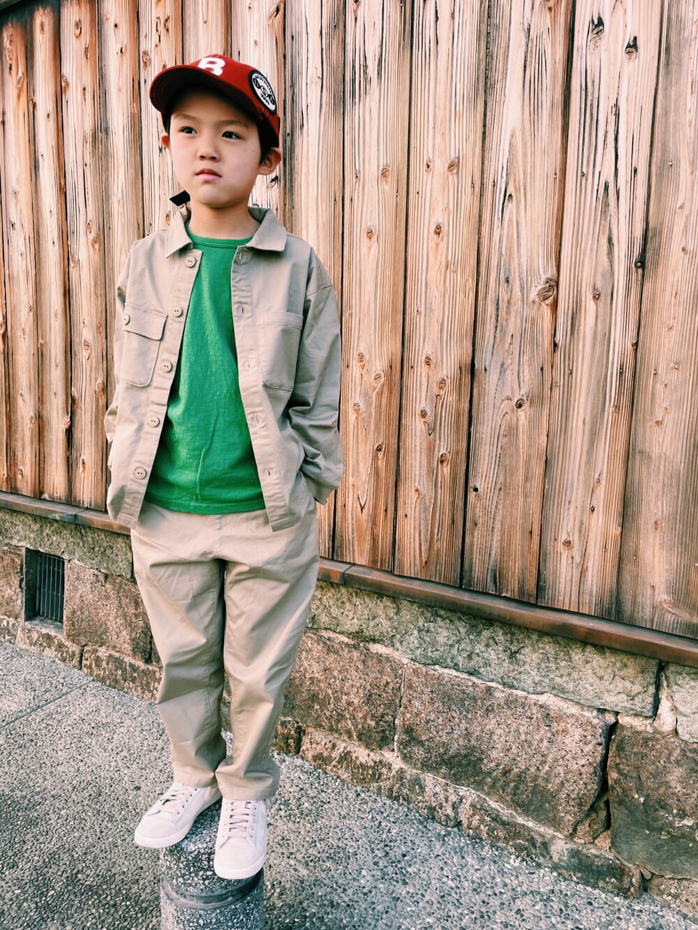 ベージュ系のジャケット/アウター、ベージュ系のパンツ、ベージュ系のスニーカーを着用したキッズの春コーディネートの2枚目の写真