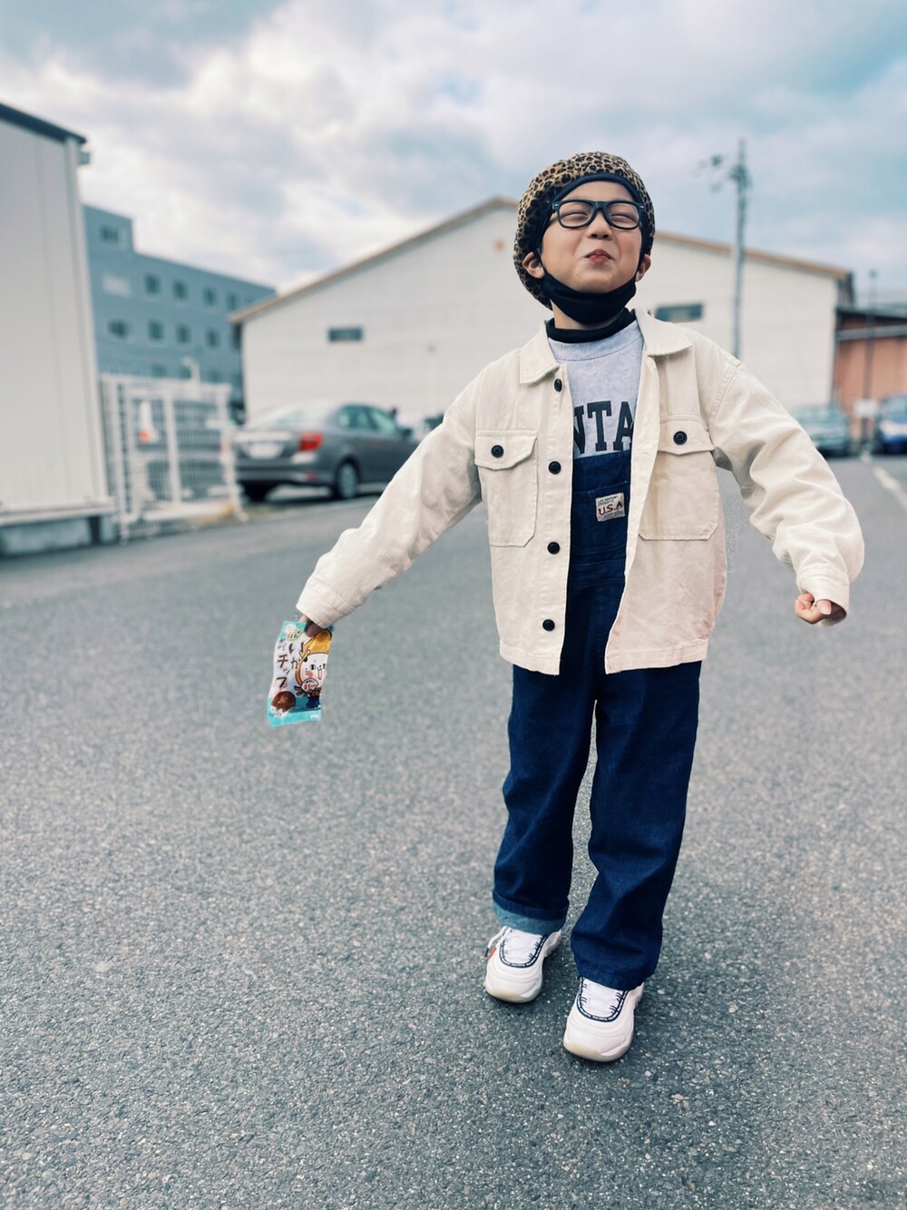 ホワイト系のデニムジャケット、ブルー系のサロペット/オーバーオール、ホワイト系のスニーカーを着用したキッズの冬コーディネートの2枚目の写真