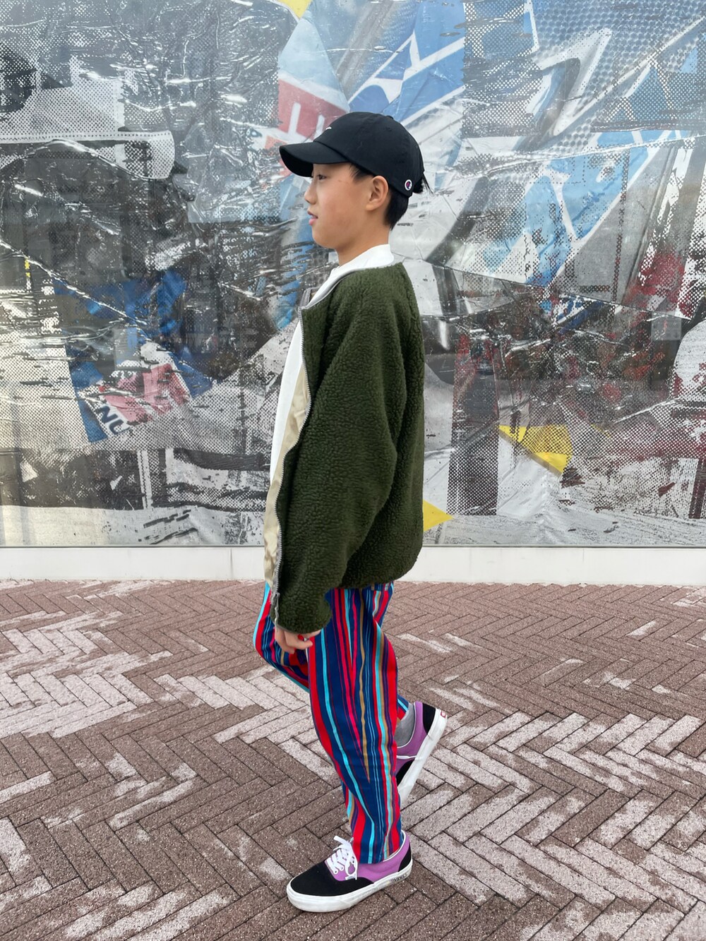 グリーン系のジャケット/アウター、レッド系のパンツ、パープル系のスニーカーを着用したキッズの冬コーディネートの2枚目の写真