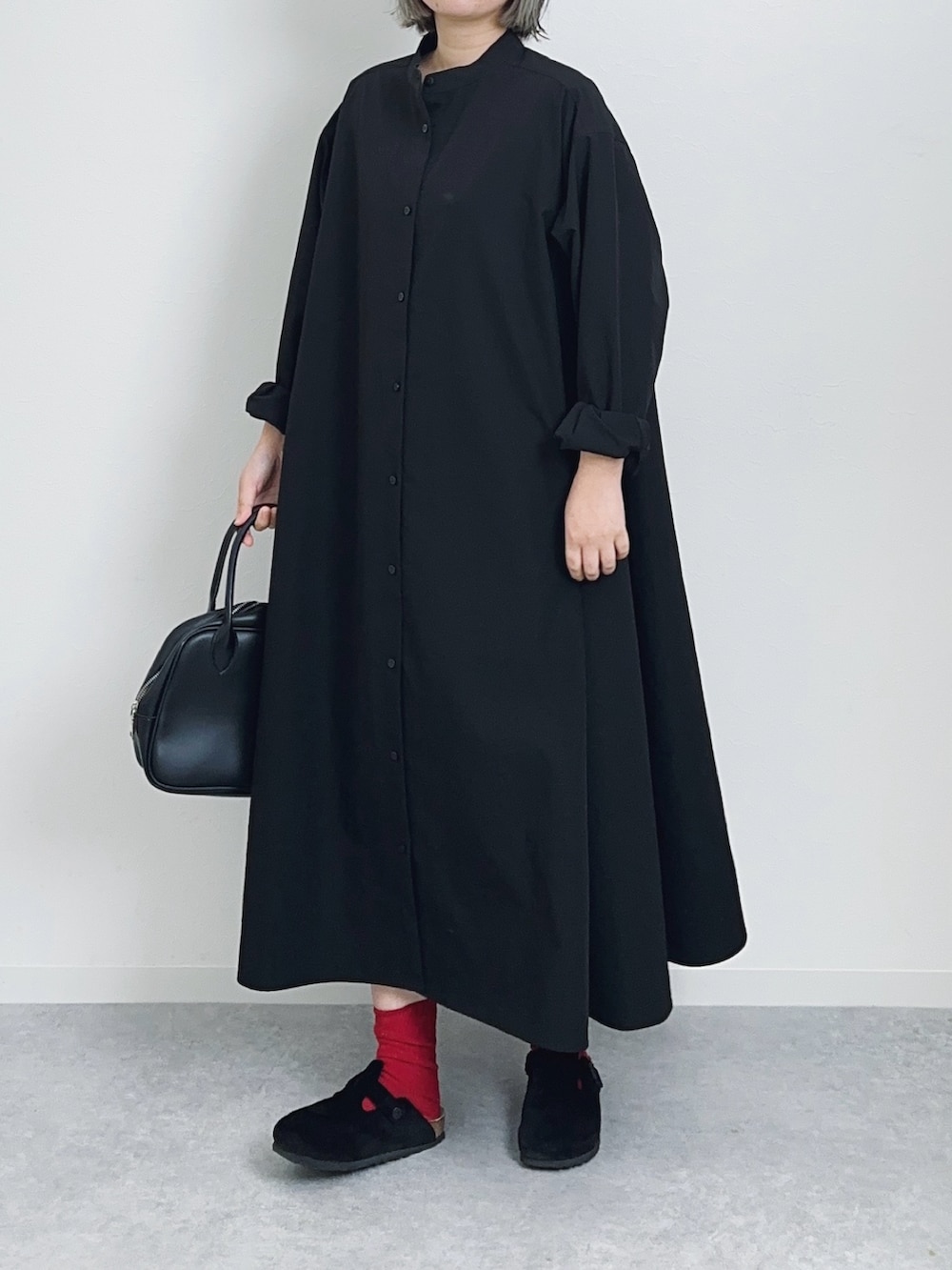 「オトナカジュアル、シャツワンピース、春ファッション、低身長女子、おでかけコーデ」｜「210nouveのスクエアミニボストンバッグ（ボストンバッグ、ブラック系）」を使った、まりんさん（レディース・155cm）の冬コーディネートの2枚目の写真