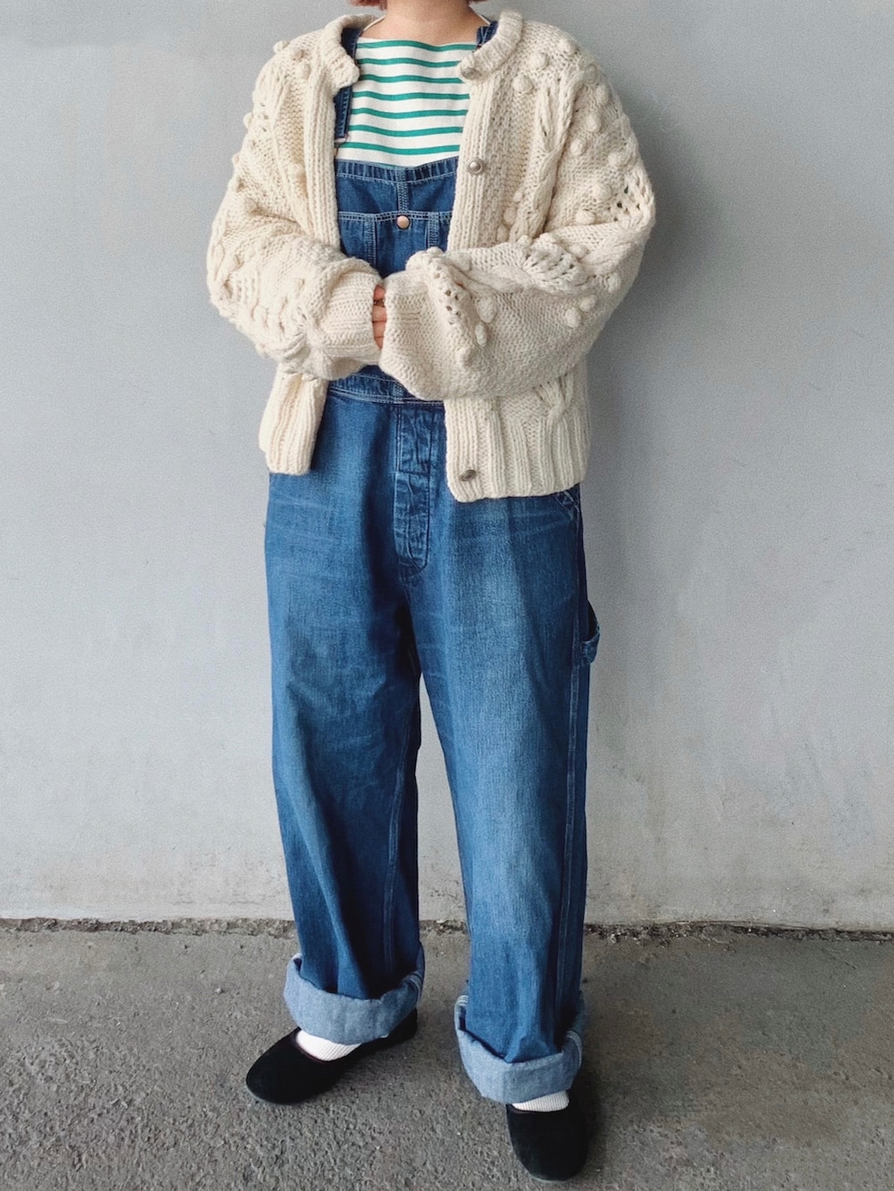 ブルー系のサロペット/オーバーオール、ブラック系のバレエシューズ、ホワイト系のカーディガン/ボレロを着用したレディースの秋コーディネートの3枚目の写真