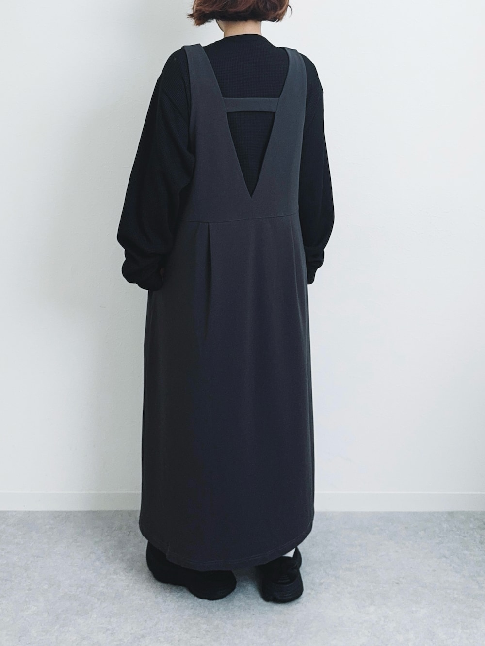 ブラック系のTシャツ/カットソー、ブラック系のスニーカーを着用したレディースの秋コーディネートの4枚目の写真