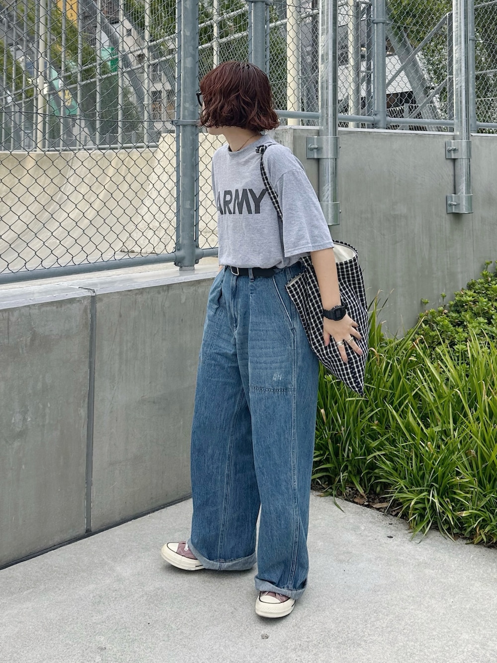 グレー系のTシャツ/カットソー、ブルー系のデニムパンツ、ブラック系のベルトを着用したレディースの秋コーディネートの3枚目の写真