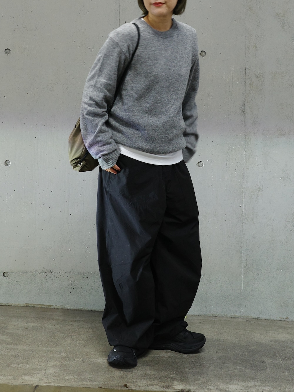 グレー系のニット/セーターを着用したレディースの秋コーディネートの4枚目の写真