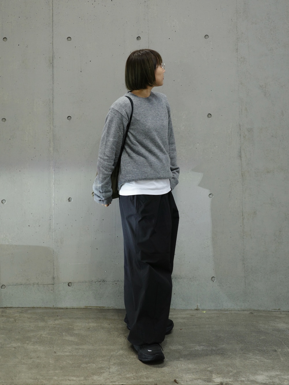 グレー系のニット/セーターを着用したレディースの秋コーディネートの3枚目の写真