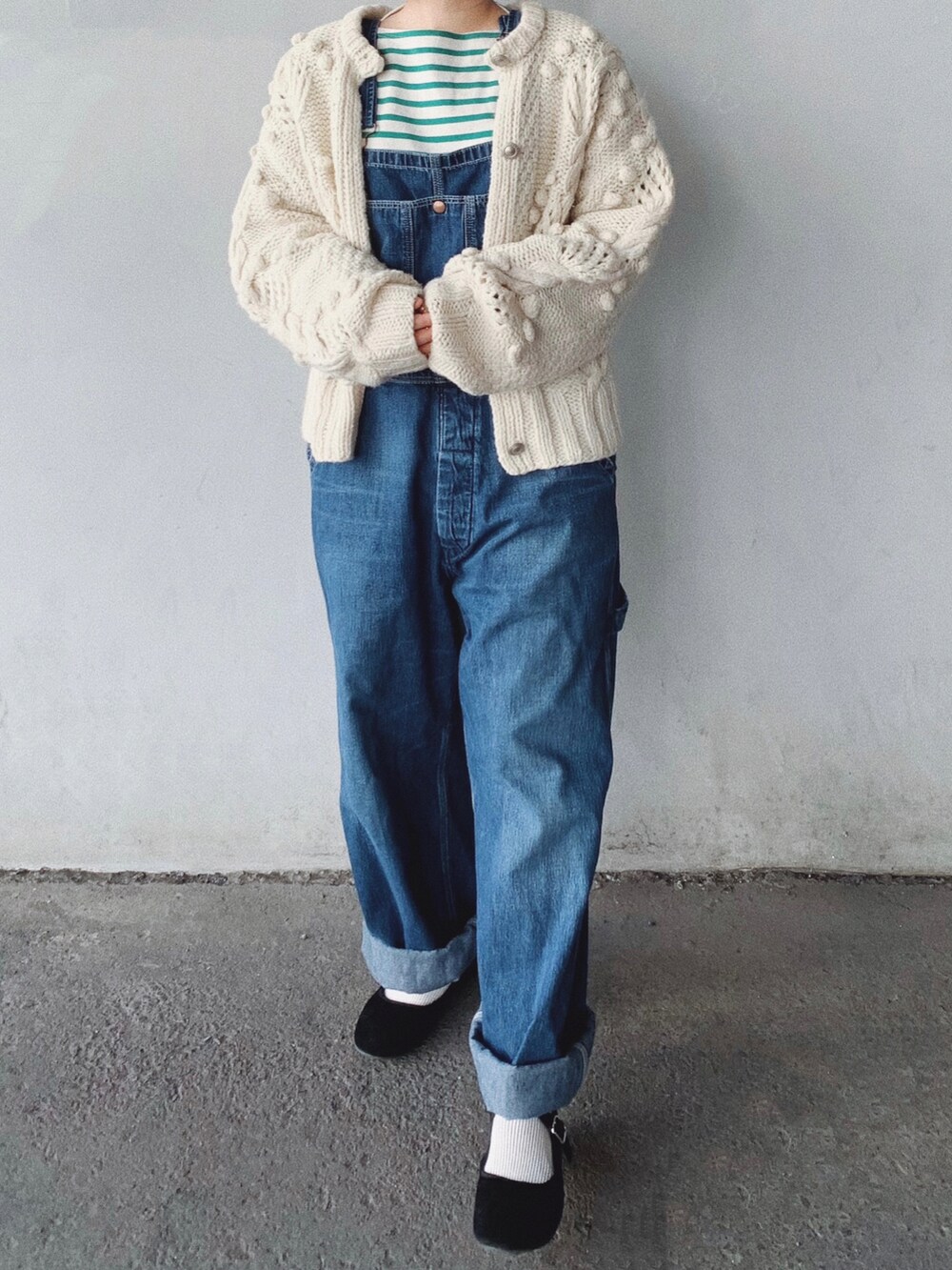 ブルー系のサロペット/オーバーオール、ブラック系のバレエシューズ、ホワイト系のカーディガン/ボレロを着用したレディースの秋コーディネートの2枚目の写真