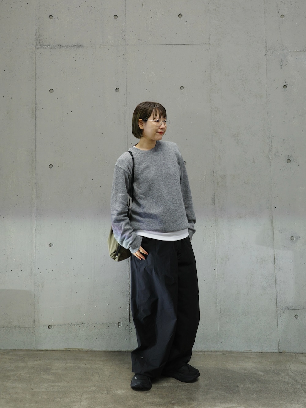 グレー系のニット/セーターを着用したレディースの秋コーディネートの2枚目の写真