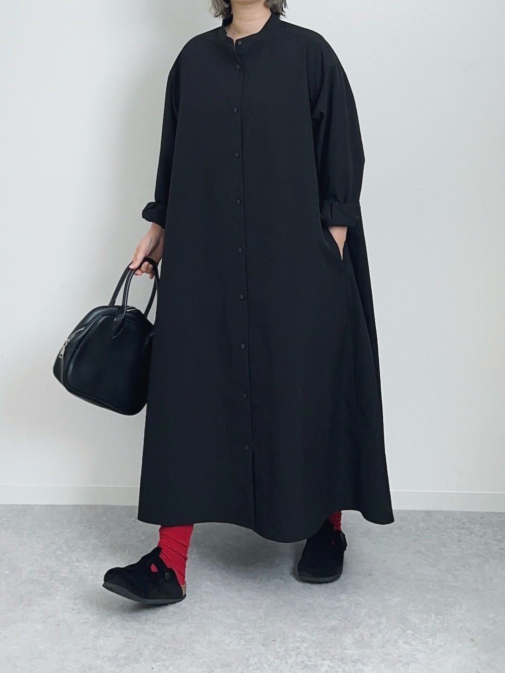 「オトナカジュアル、シャツワンピース、春ファッション、低身長女子、おでかけコーデ」｜「210nouveのスクエアミニボストンバッグ（ボストンバッグ、ブラック系）」を使った、まりんさん（レディース・155cm）の冬コーディネートの3枚目の写真
