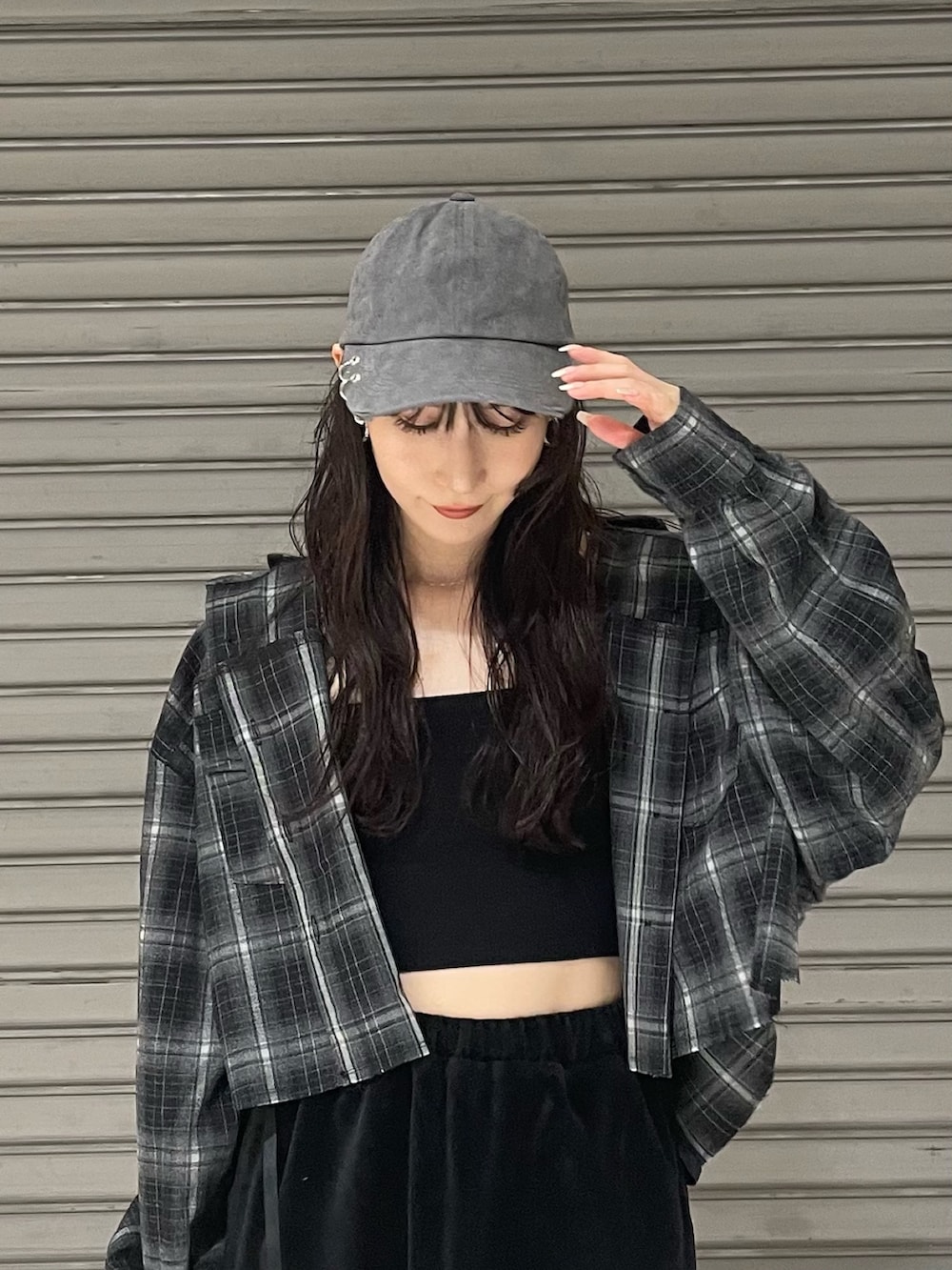 ブラック系のその他パンツ、ブラック系のスニーカー、ブラック系のキャミソールを着用したレディースの夏コーディネートの5枚目の写真