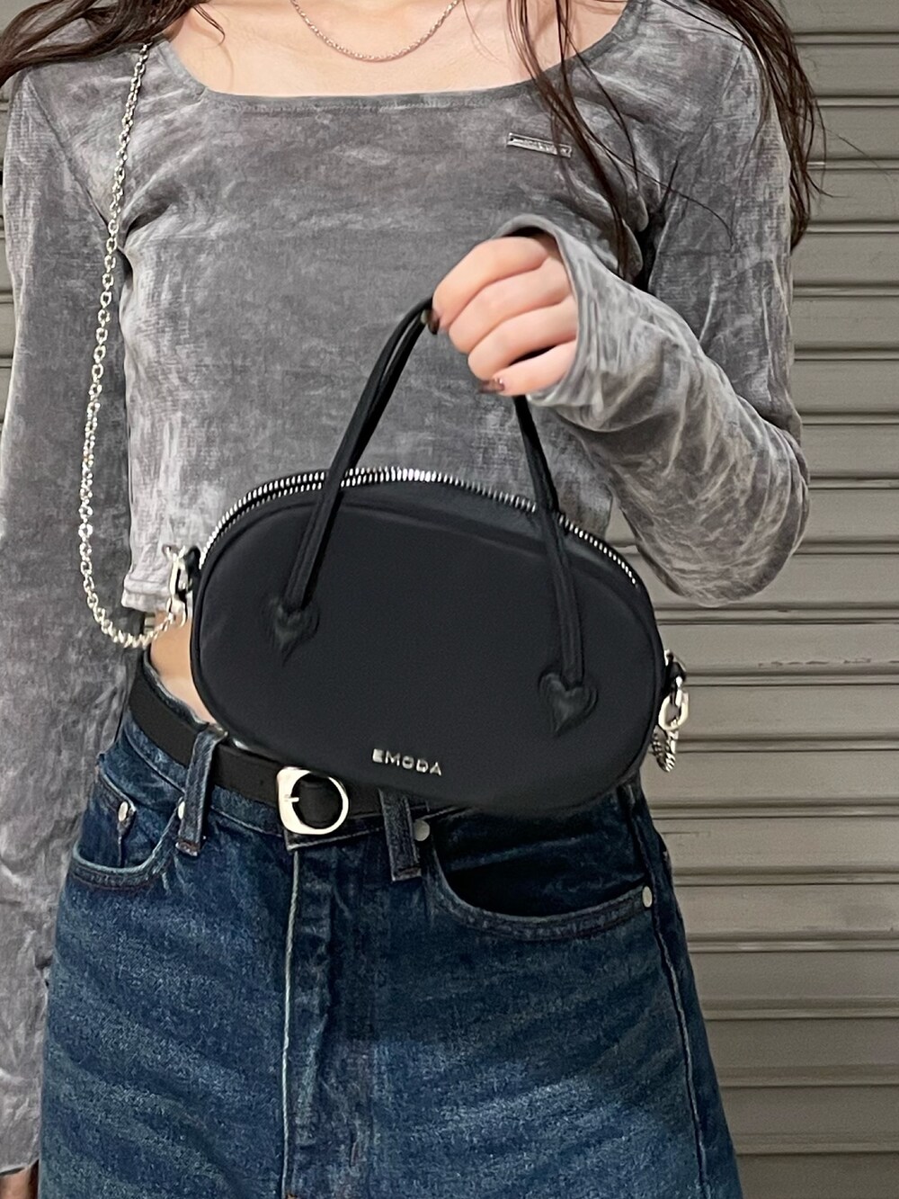 グレー系のTシャツ/カットソー、ブルー系のデニムパンツ、ブラック系のブーツを着用したレディースの秋コーディネートの7枚目の写真