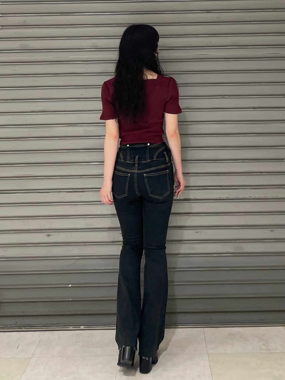 レッド系のTシャツ/カットソー、ブラック系のサンダル、ブルー系のデニムパンツを着用したレディースの夏コーディネートの3枚目の写真