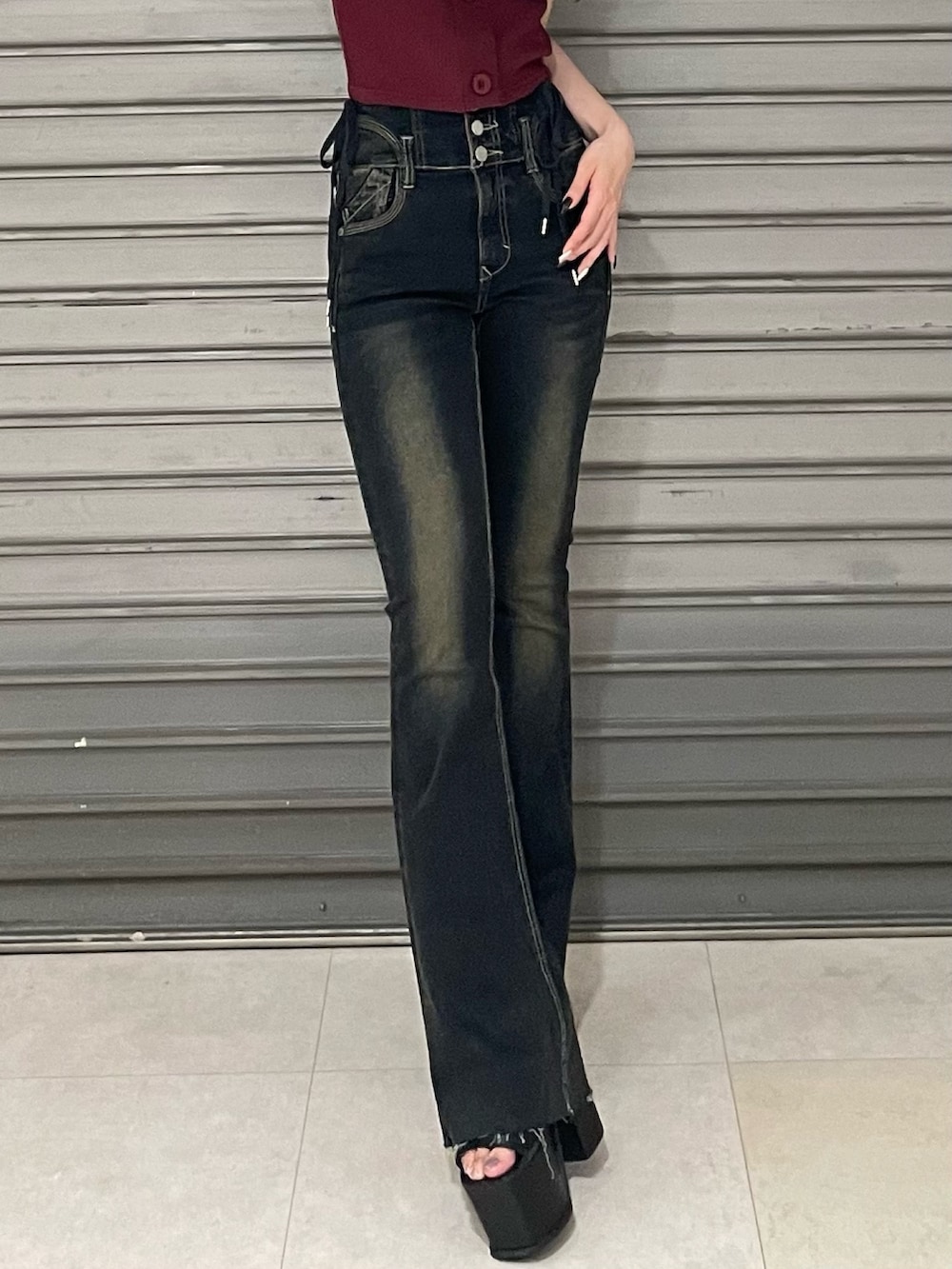 レッド系のTシャツ/カットソー、ブラック系のサンダル、ブルー系のデニムパンツを着用したレディースの夏コーディネートの5枚目の写真