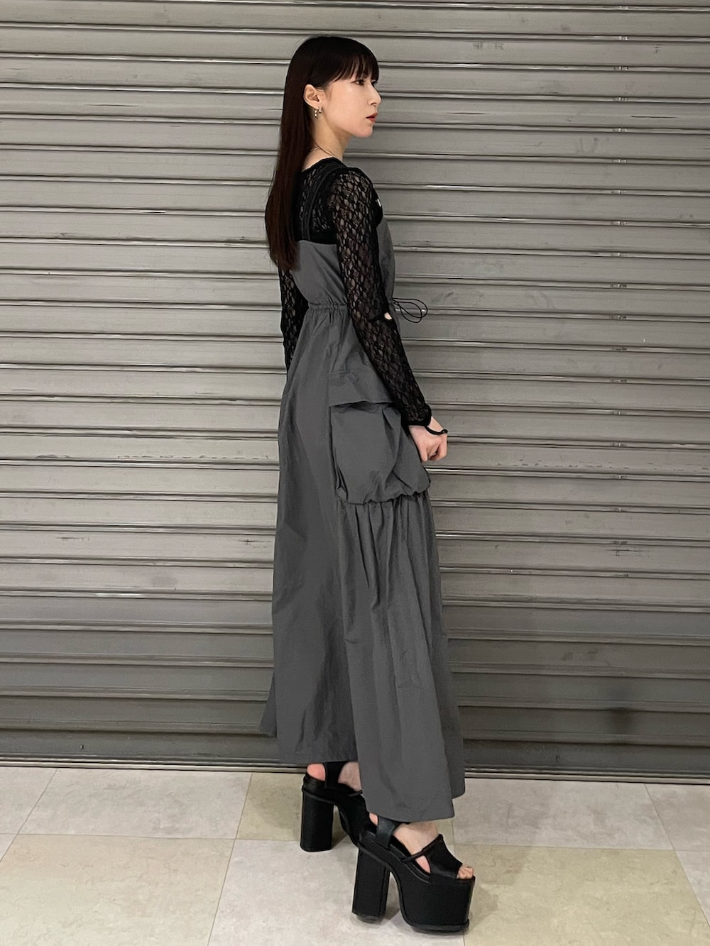 「春コーデ、大人可愛い、春服、おでかけコーデ、カジュアルコーデ、春、きれいめカジュアル、ワントーンコーデ、モード、EMODA、ワンピース、モノトーン」｜「EMODAのHOOK MOTIF NC（ネックレス、シルバー系）」を使った、後藤茉子さん（レディース・158cm）の春コーディネートの2枚目の写真