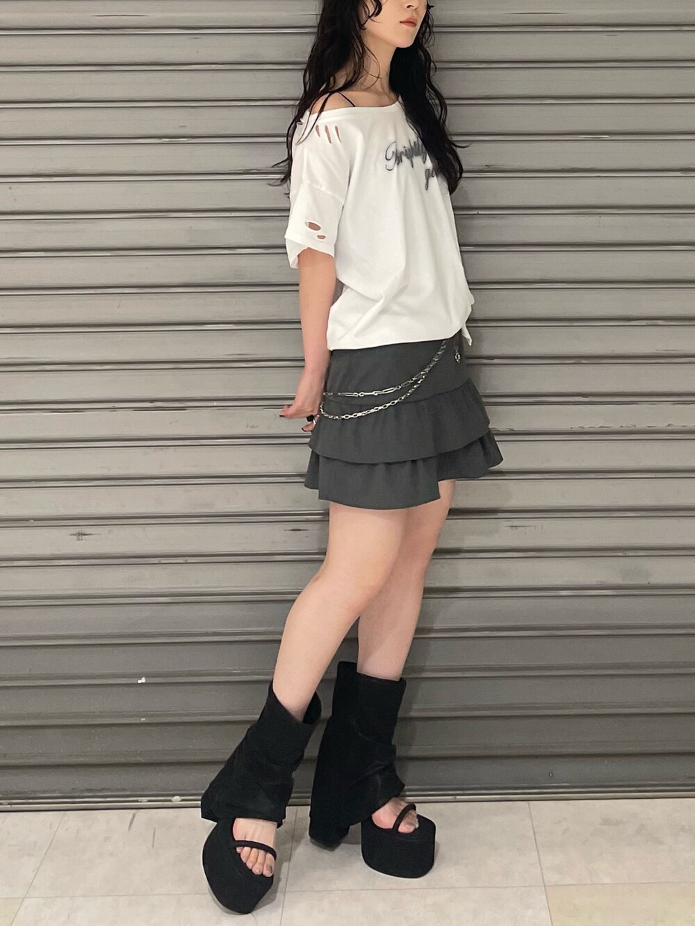 ホワイト系のTシャツ/カットソー、グレー系のスカート、ブラック系のサンダルを着用したレディースの夏コーディネートの5枚目の写真