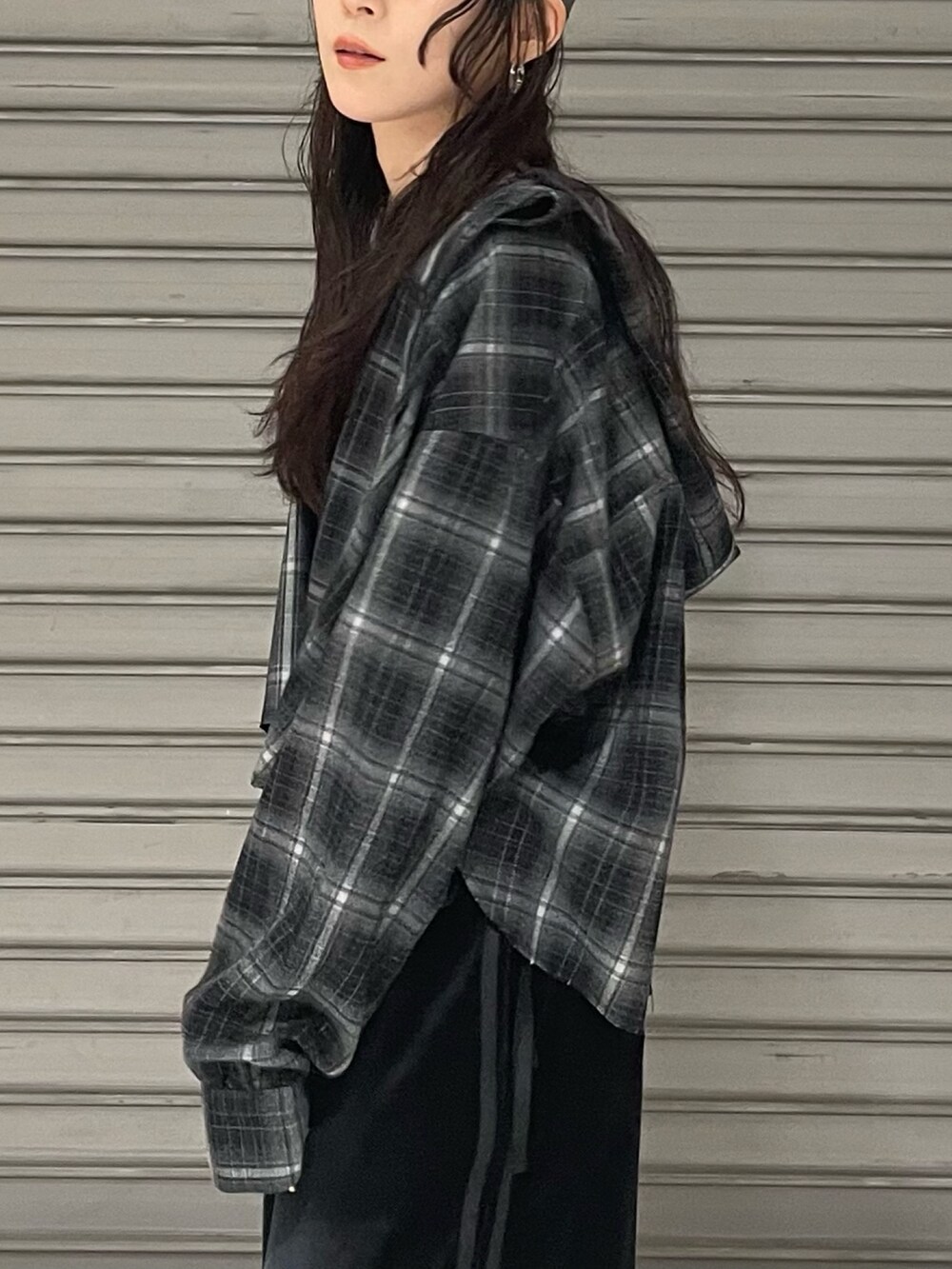 ブラック系のその他パンツ、ブラック系のスニーカー、ブラック系のキャミソールを着用したレディースの夏コーディネートの6枚目の写真