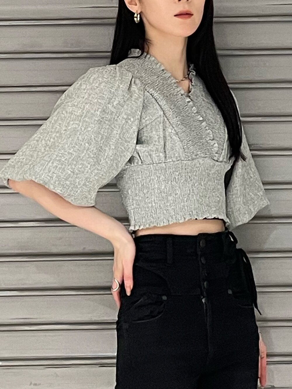 グレー系のTシャツ/カットソー、ブラック系のデニムパンツ、ブラック系のサンダルを着用したレディースの春コーディネートの2枚目の写真