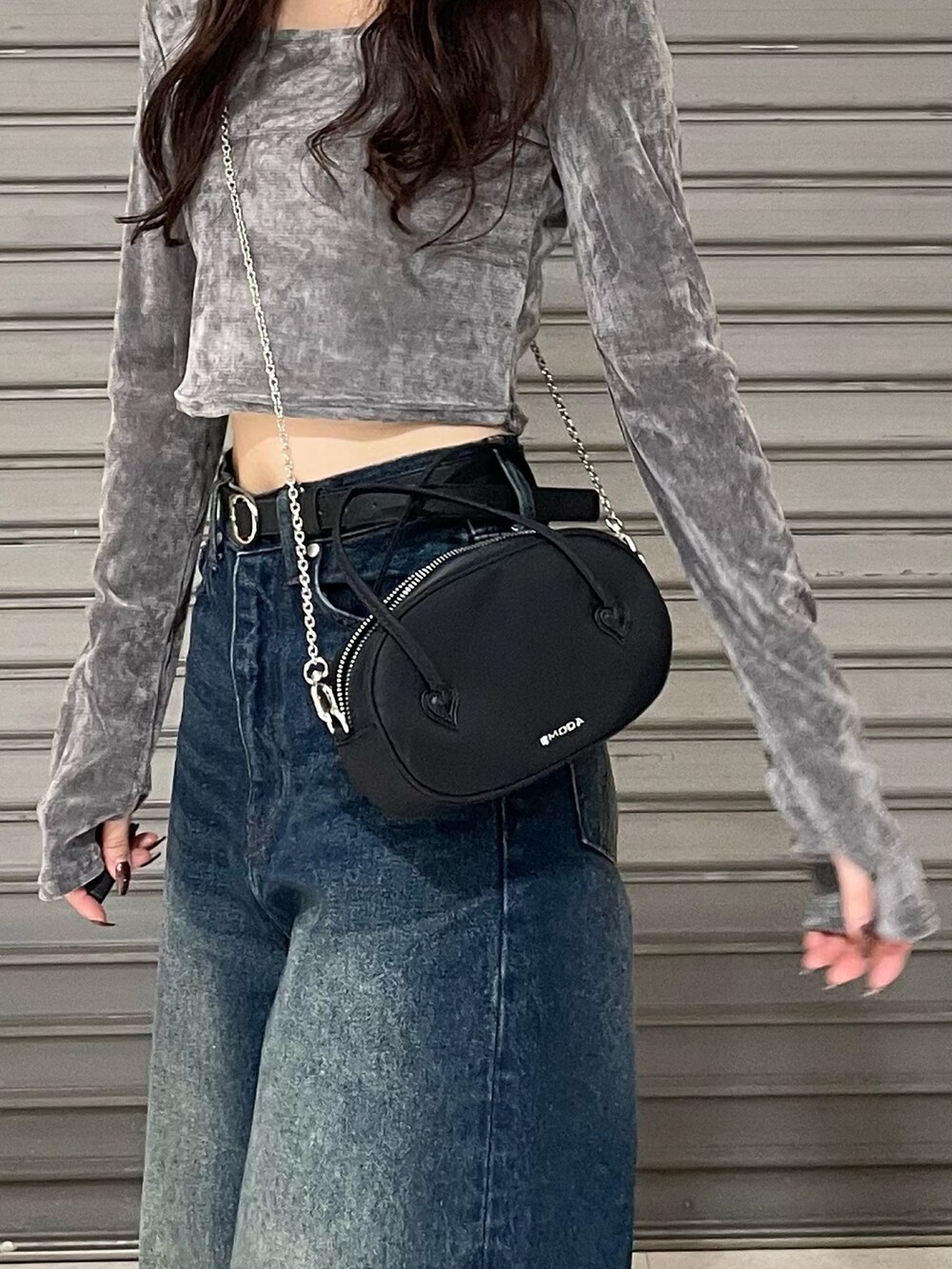 グレー系のTシャツ/カットソー、ブルー系のデニムパンツ、ブラック系のブーツを着用したレディースの秋コーディネートの5枚目の写真