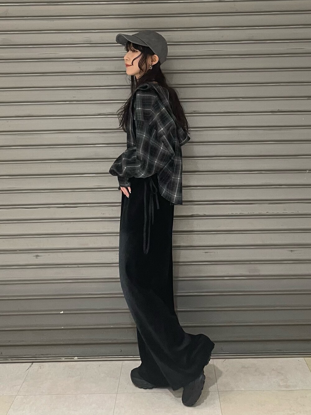 ブラック系のその他パンツ、ブラック系のスニーカー、ブラック系のキャミソールを着用したレディースの夏コーディネートの3枚目の写真