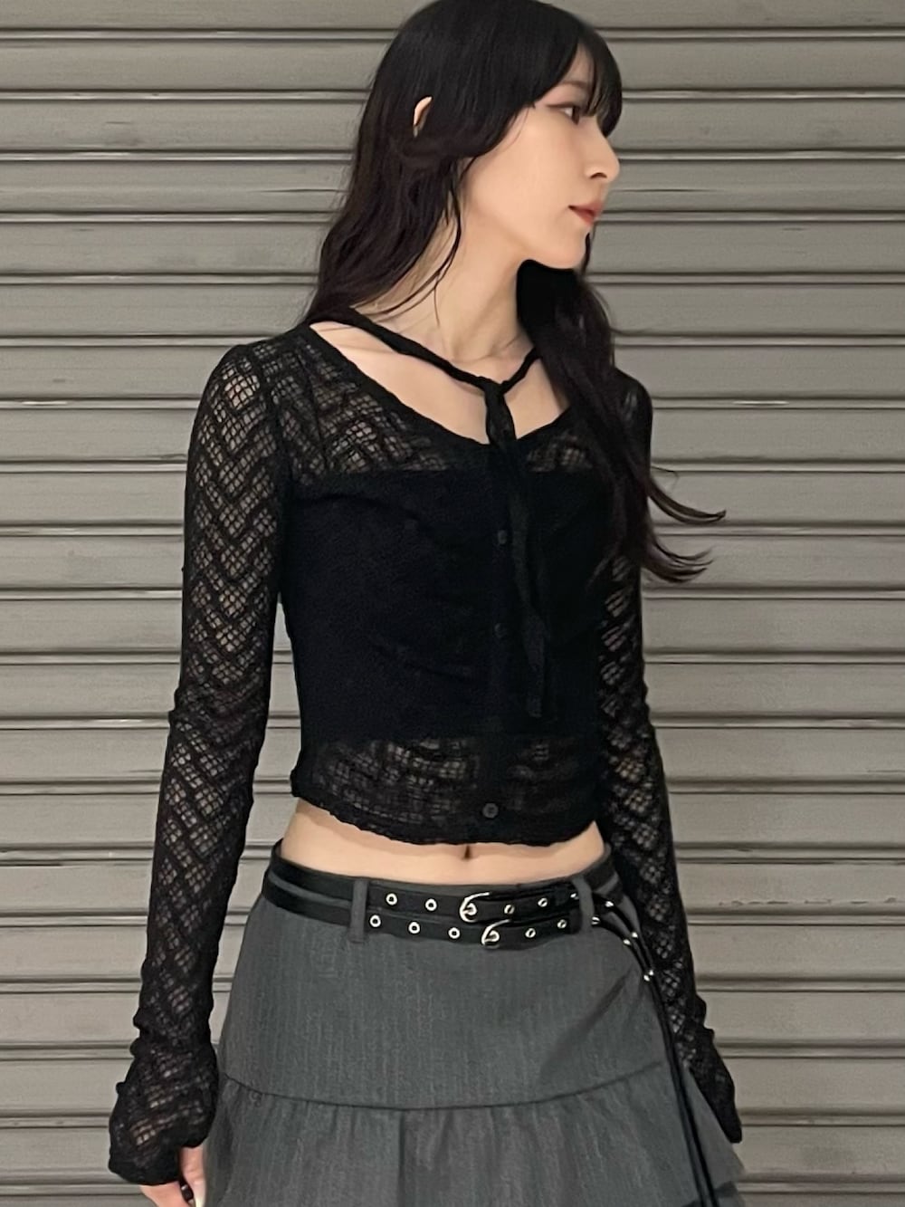 ブラック系のTシャツ/カットソー、ブラック系のキャミソール、グレー系のスカートを着用したレディースの秋コーディネートの4枚目の写真