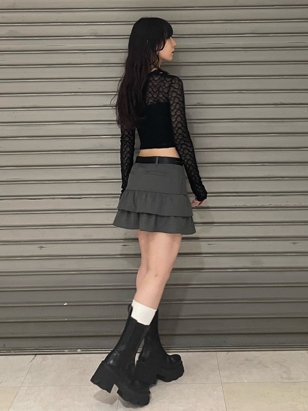 ブラック系のTシャツ/カットソー、ブラック系のキャミソール、グレー系のスカートを着用したレディースの秋コーディネートの3枚目の写真