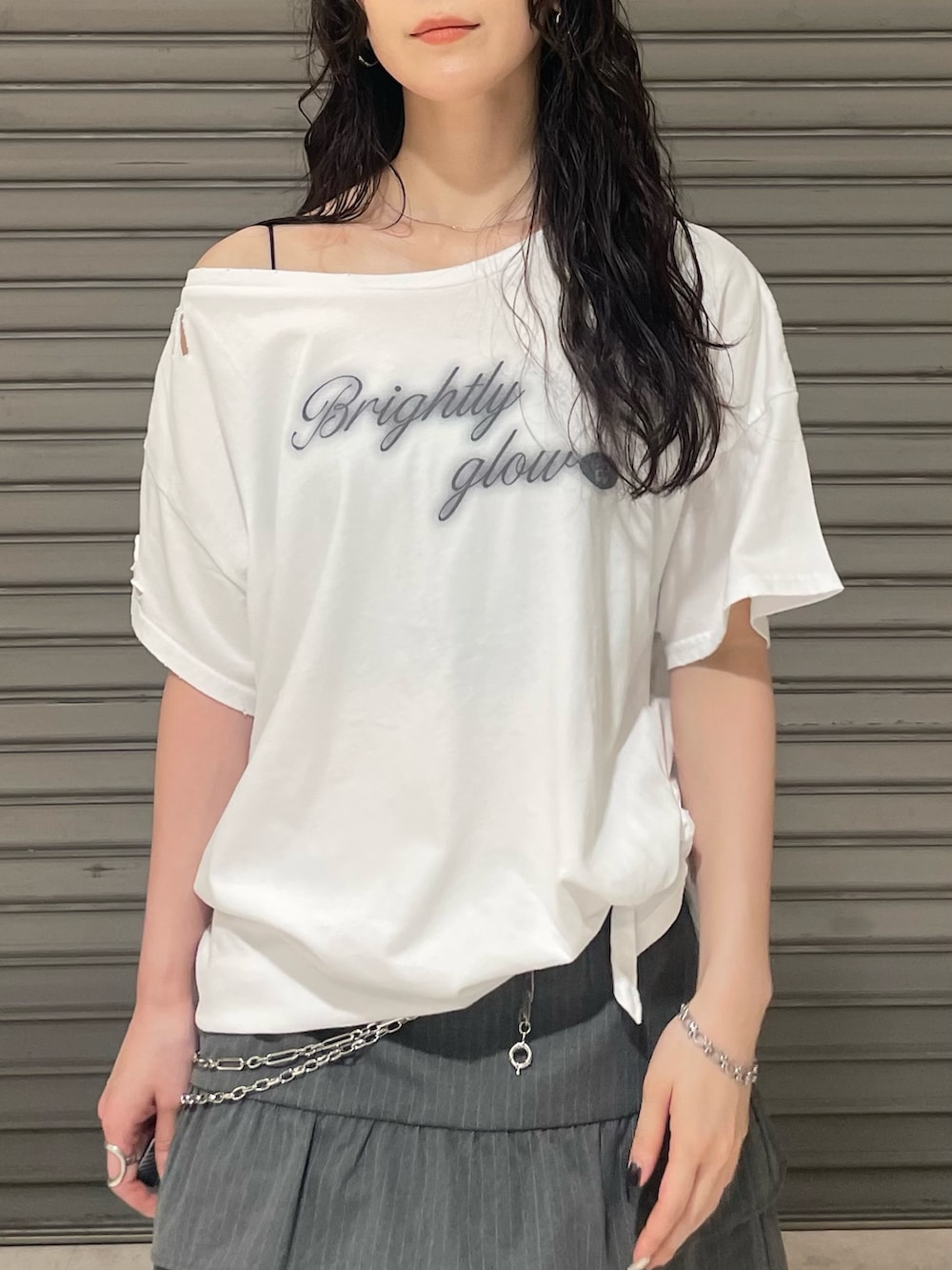 ホワイト系のTシャツ/カットソー、グレー系のスカート、ブラック系のサンダルを着用したレディースの夏コーディネートの4枚目の写真