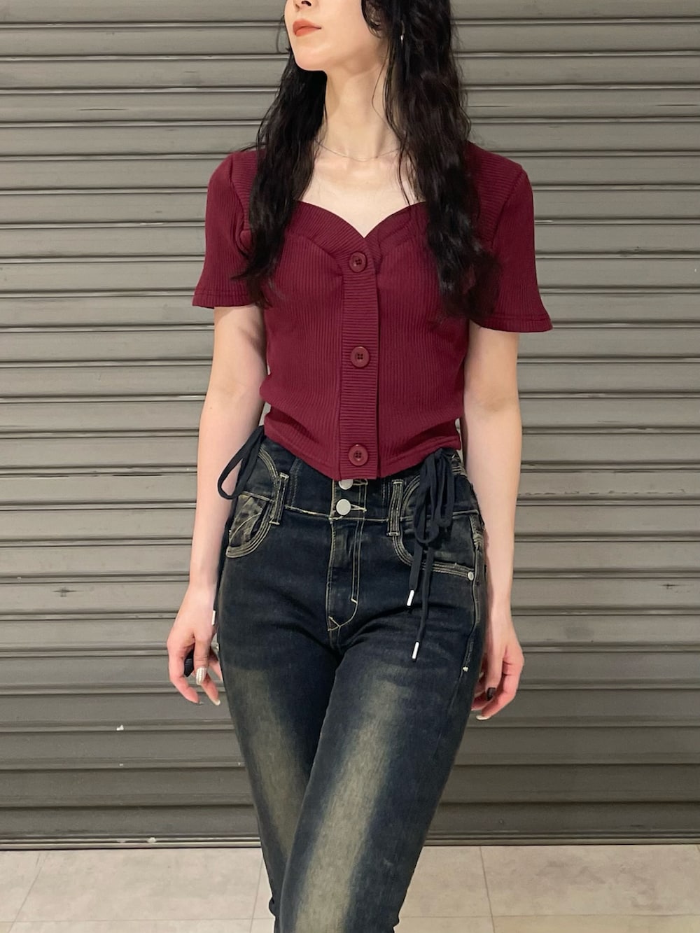 レッド系のTシャツ/カットソー、ブラック系のサンダル、ブルー系のデニムパンツを着用したレディースの夏コーディネートの4枚目の写真