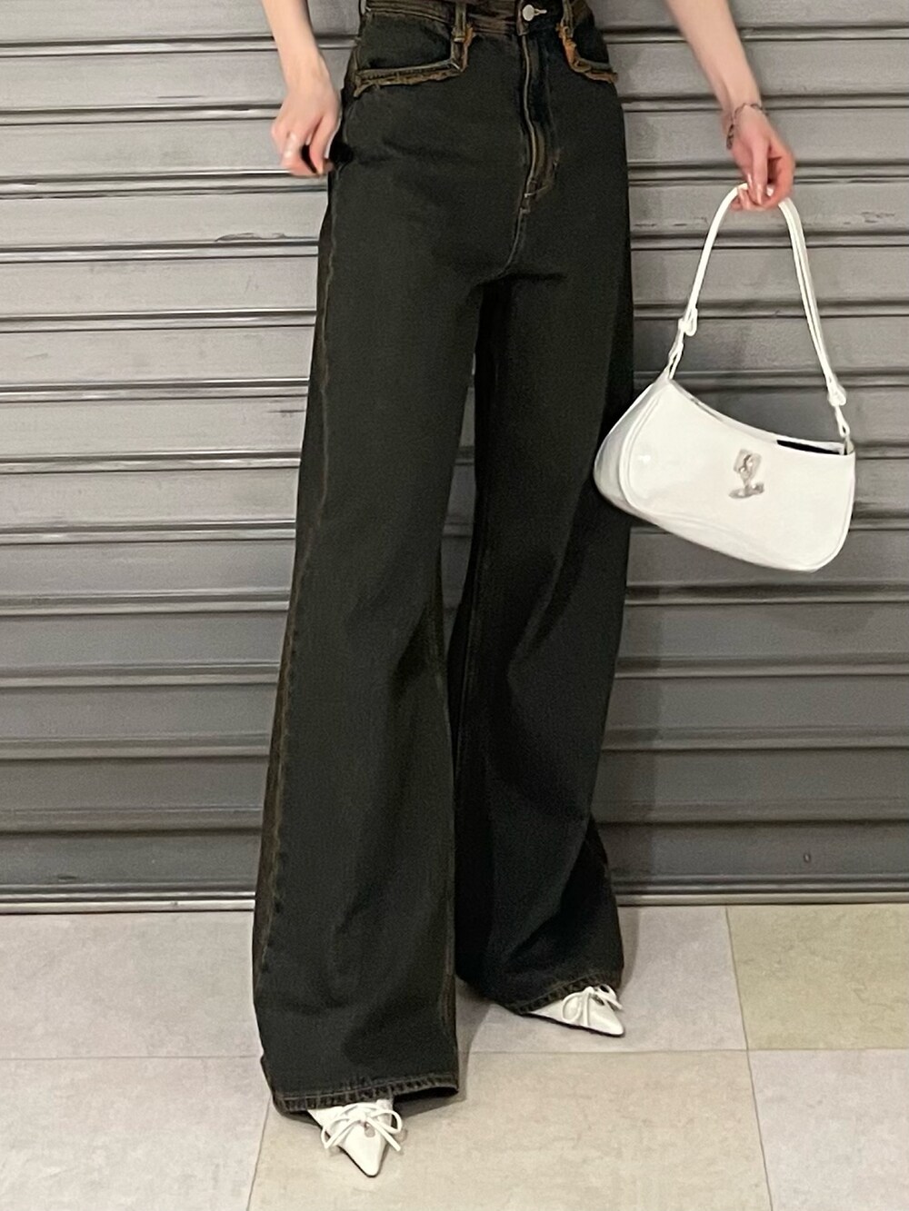 ブラウン系のTシャツ/カットソー、ブルー系のデニムパンツ、ホワイト系のパンプスを着用したレディースの春コーディネートの7枚目の写真