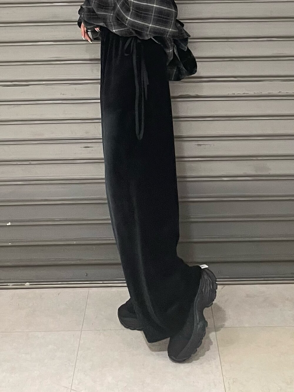 ブラック系のその他パンツ、ブラック系のスニーカー、ブラック系のキャミソールを着用したレディースの夏コーディネートの8枚目の写真