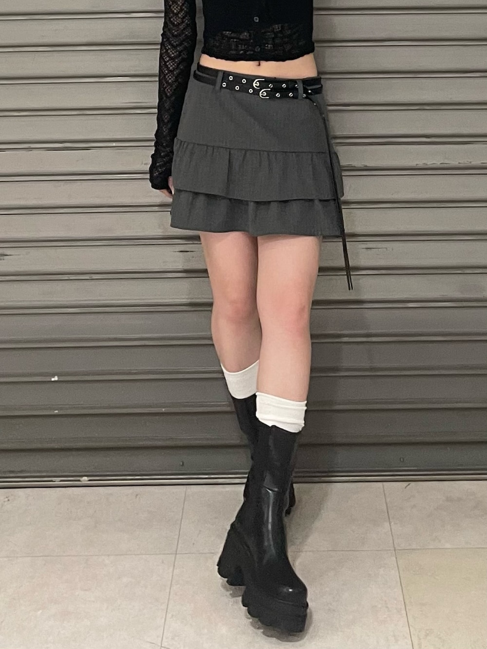 ブラック系のTシャツ/カットソー、ブラック系のキャミソール、グレー系のスカートを着用したレディースの秋コーディネートの6枚目の写真