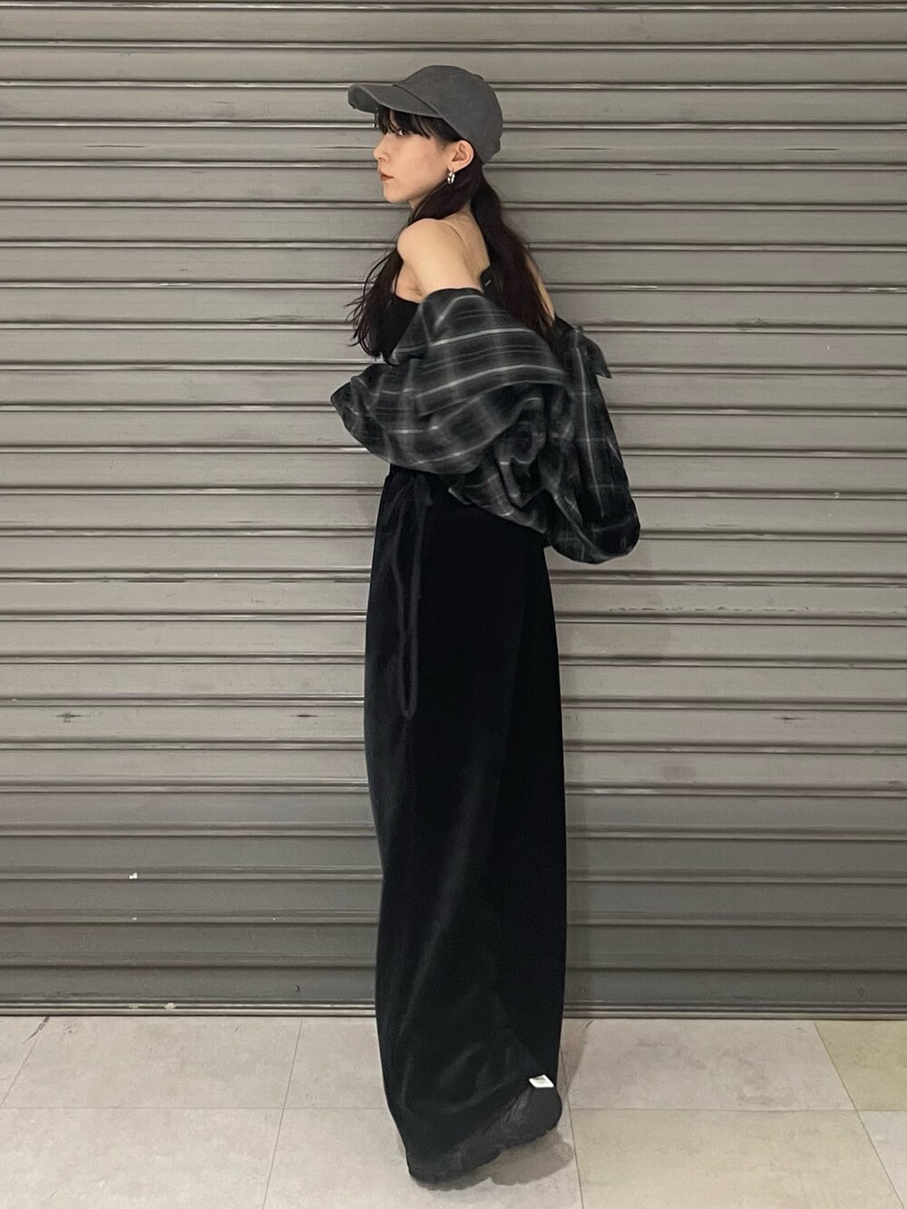 ブラック系のその他パンツ、ブラック系のスニーカー、ブラック系のキャミソールを着用したレディースの夏コーディネートの4枚目の写真