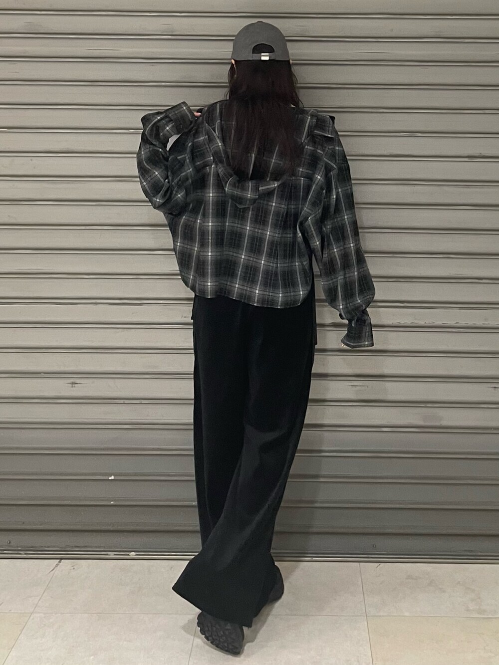 ブラック系のその他パンツ、ブラック系のスニーカー、ブラック系のキャミソールを着用したレディースの夏コーディネートの2枚目の写真