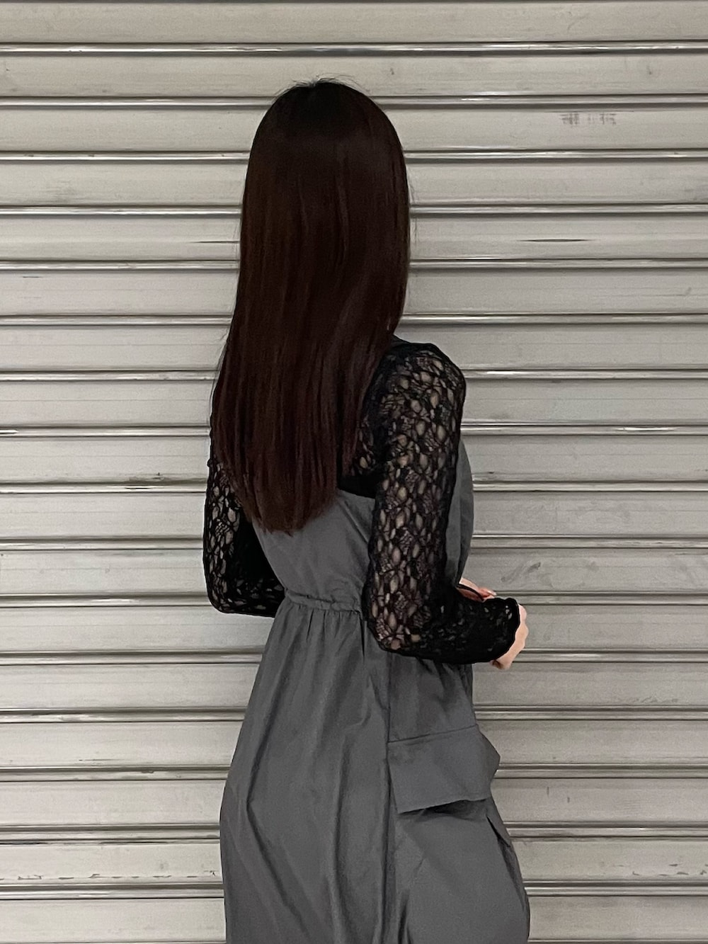 「春コーデ、大人可愛い、春服、おでかけコーデ、カジュアルコーデ、春、きれいめカジュアル、ワントーンコーデ、モード、EMODA、ワンピース、モノトーン」｜「EMODAのHOOK MOTIF NC（ネックレス、シルバー系）」を使った、後藤茉子さん（レディース・158cm）の春コーディネートの5枚目の写真