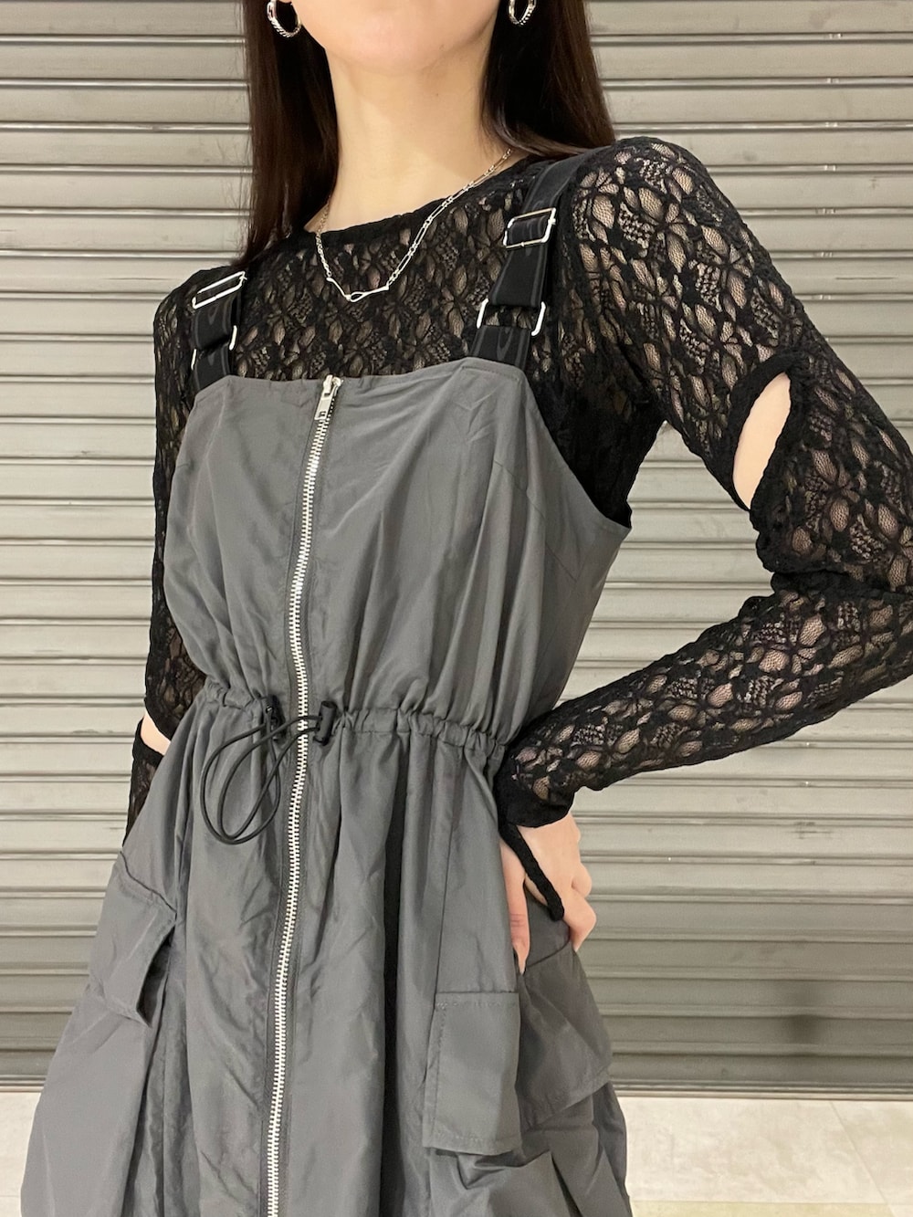 「春コーデ、大人可愛い、春服、おでかけコーデ、カジュアルコーデ、春、きれいめカジュアル、ワントーンコーデ、モード、EMODA、ワンピース、モノトーン」｜「EMODAのHOOK MOTIF NC（ネックレス、シルバー系）」を使った、後藤茉子さん（レディース・158cm）の春コーディネートの4枚目の写真