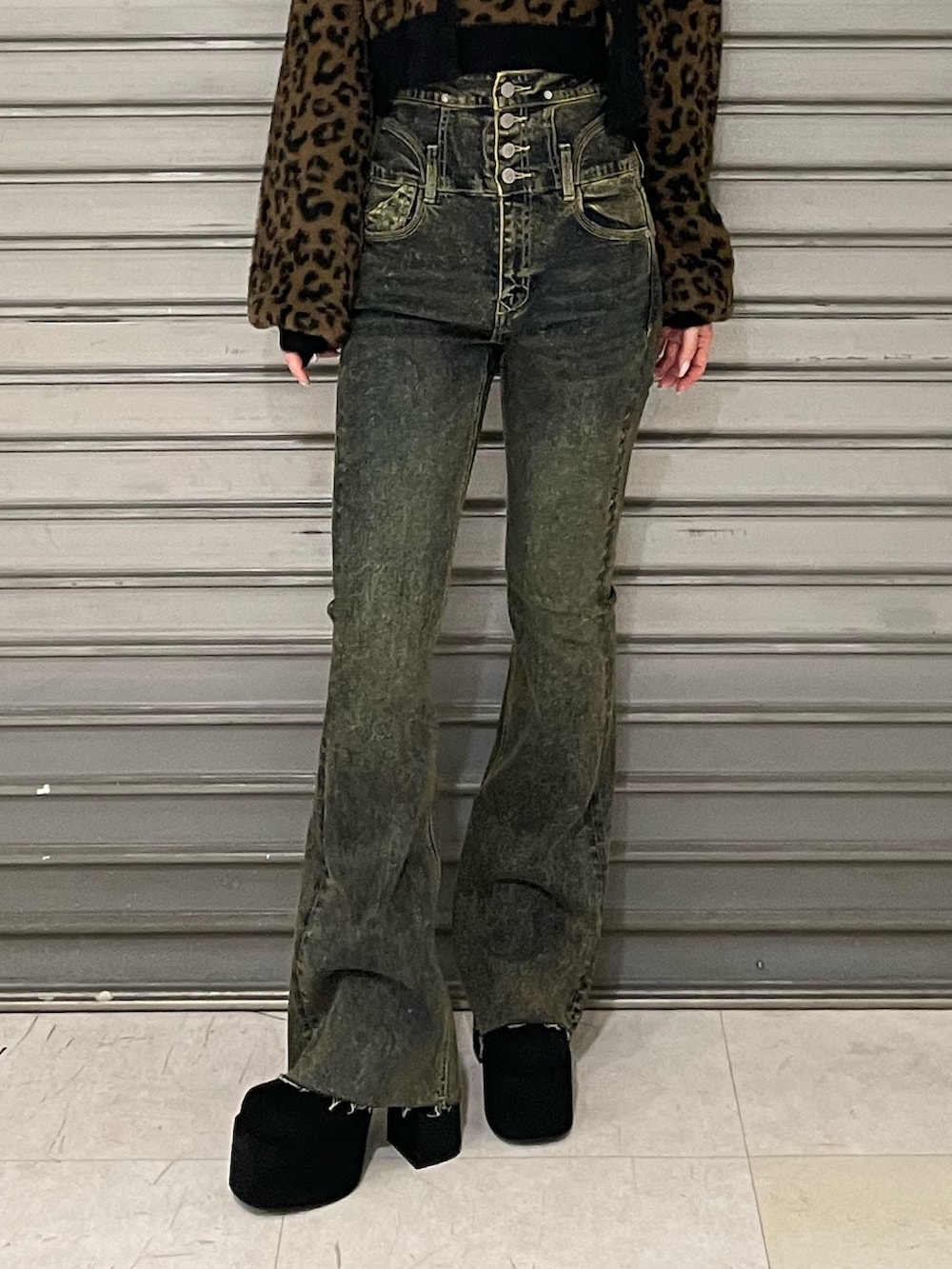 ブラウン系のその他トップス、ブルー系のデニムパンツ、ブラック系のブーツを着用したレディースの秋コーディネートの5枚目の写真