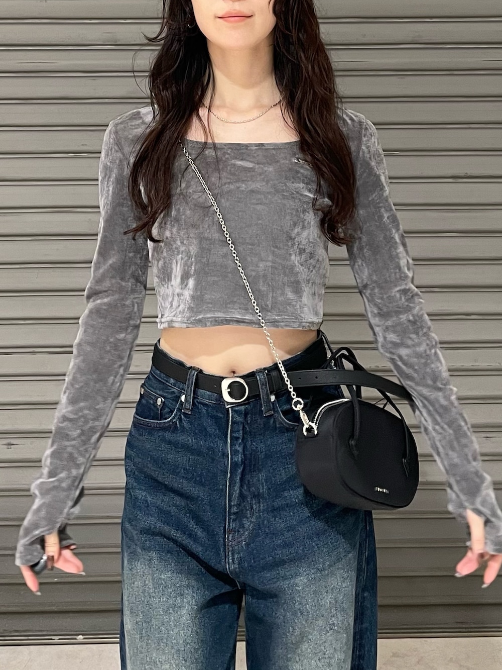 グレー系のTシャツ/カットソー、ブルー系のデニムパンツ、ブラック系のブーツを着用したレディースの秋コーディネートの4枚目の写真