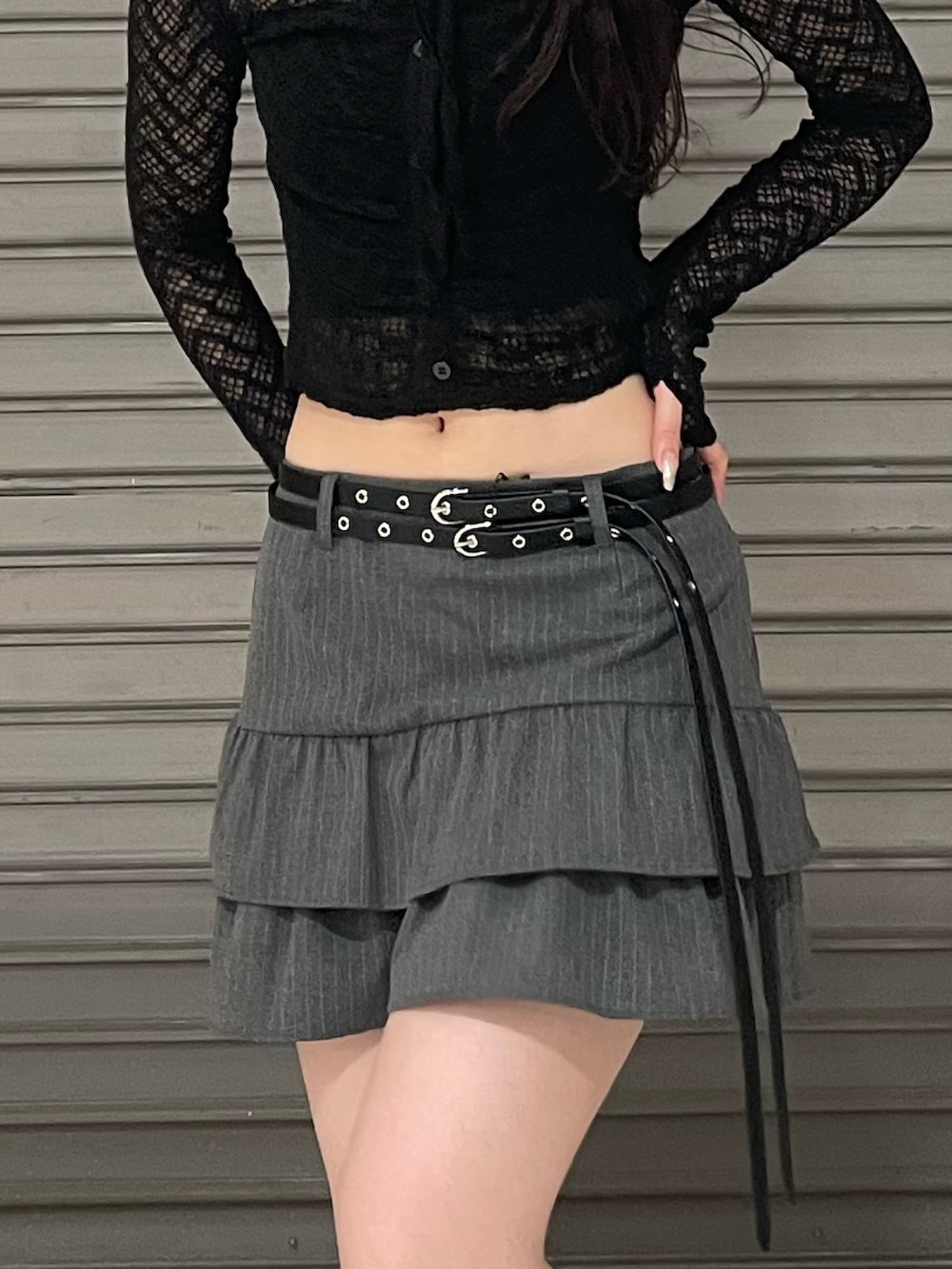 ブラック系のTシャツ/カットソー、ブラック系のキャミソール、グレー系のスカートを着用したレディースの秋コーディネートの5枚目の写真