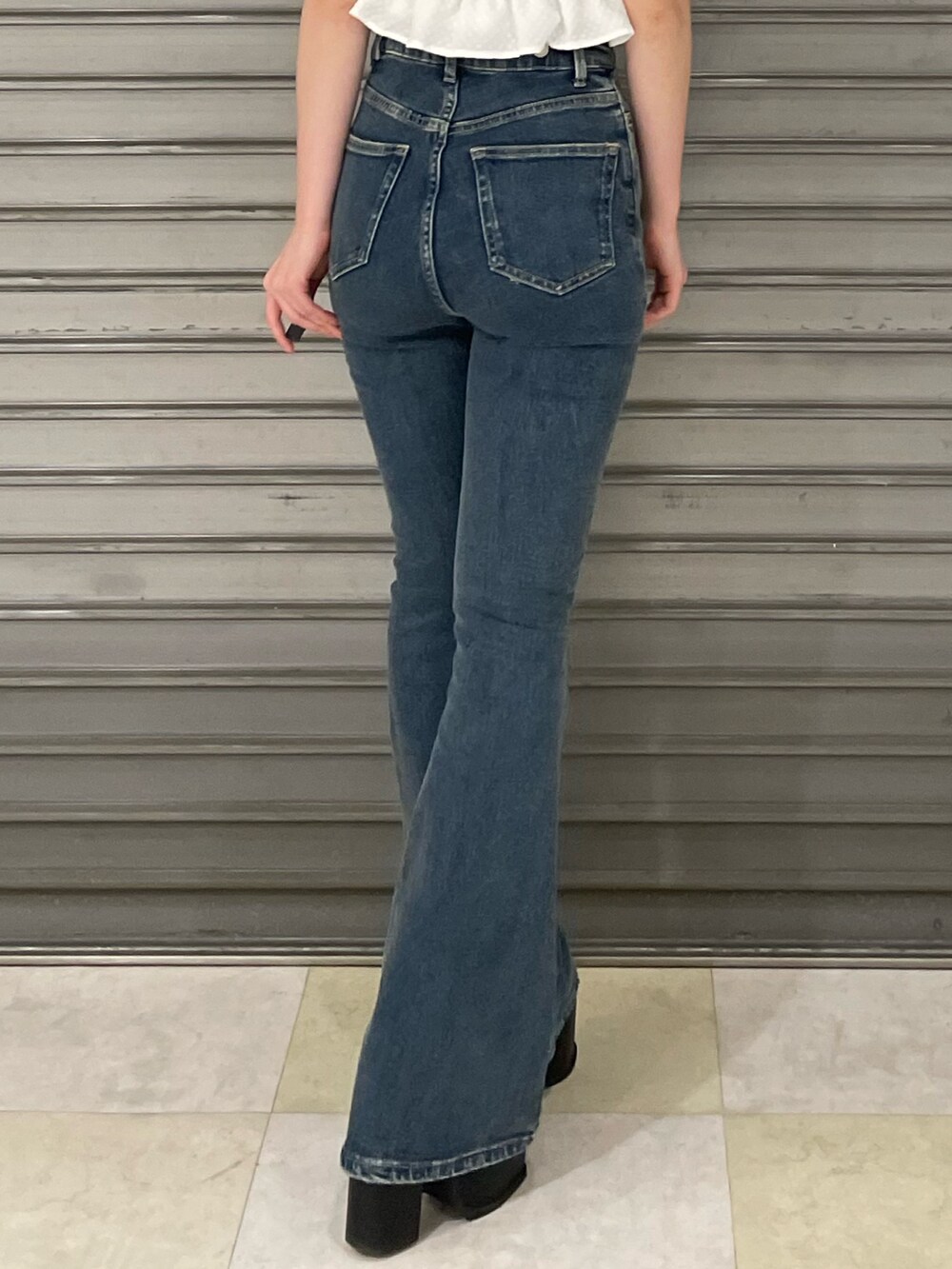 ホワイト系のTシャツ/カットソー、ブルー系のサロペット/オーバーオール、ブラック系のサンダルを着用したレディースの春コーディネートの8枚目の写真