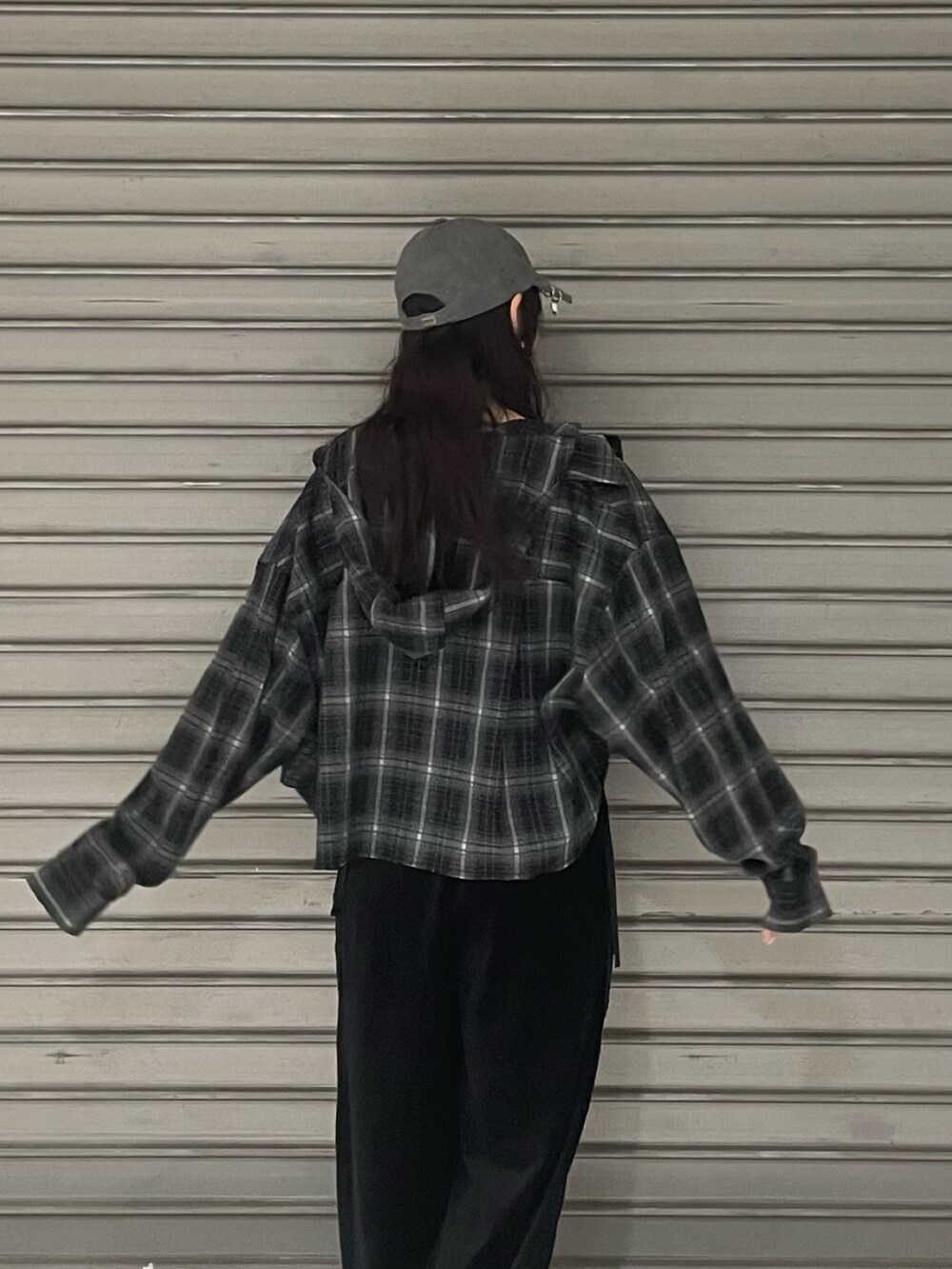 ブラック系のその他パンツ、ブラック系のスニーカー、ブラック系のキャミソールを着用したレディースの夏コーディネートの7枚目の写真