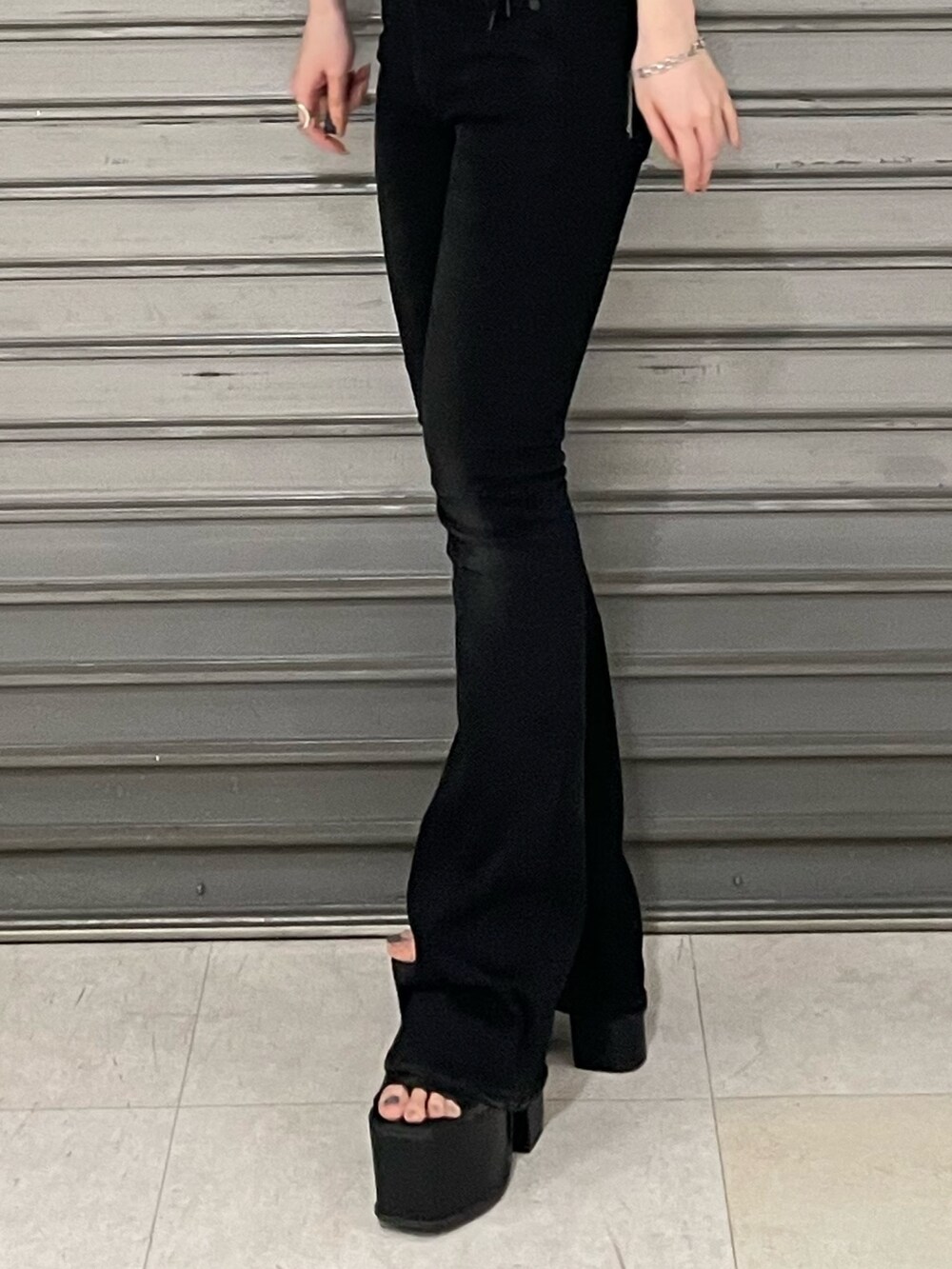 グレー系のTシャツ/カットソー、ブラック系のデニムパンツ、ブラック系のサンダルを着用したレディースの春コーディネートの7枚目の写真