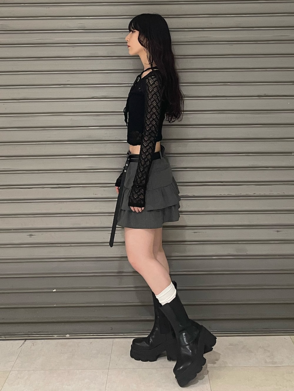 ブラック系のTシャツ/カットソー、ブラック系のキャミソール、グレー系のスカートを着用したレディースの秋コーディネートの2枚目の写真