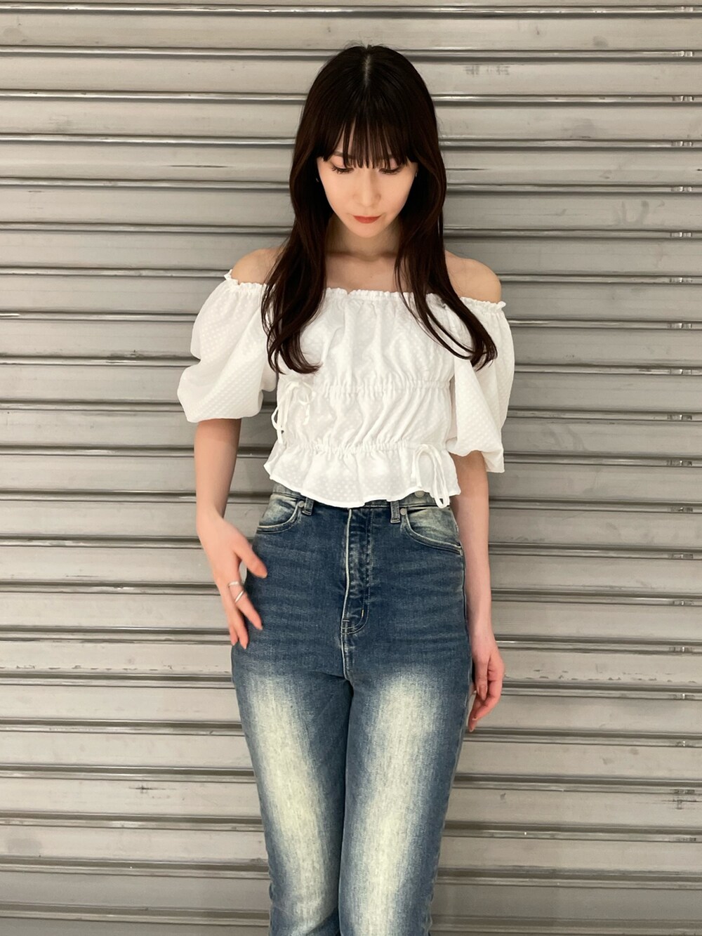 ホワイト系のTシャツ/カットソー、ブルー系のサロペット/オーバーオール、ブラック系のサンダルを着用したレディースの春コーディネートの3枚目の写真